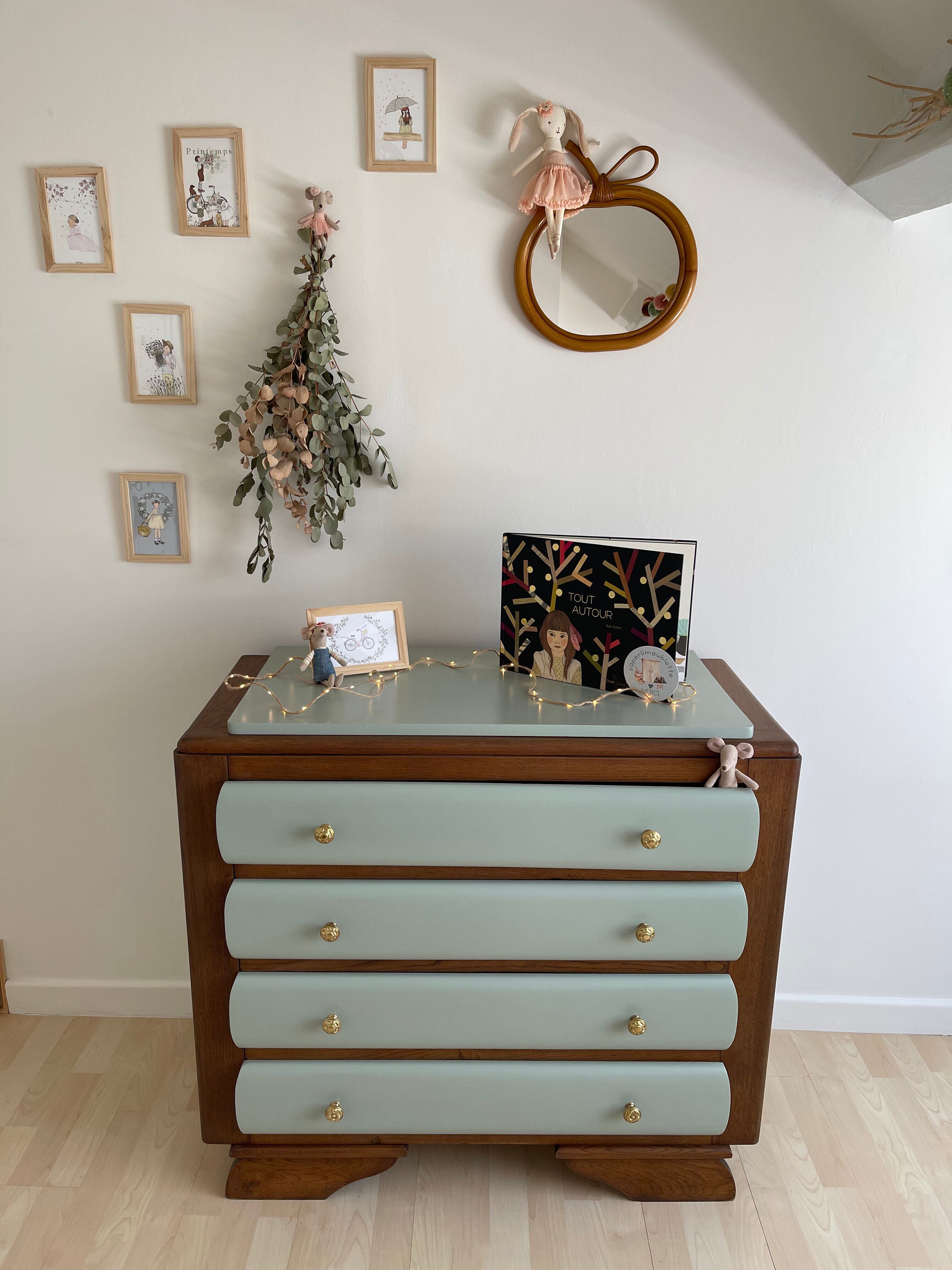 Commode vert pâle
