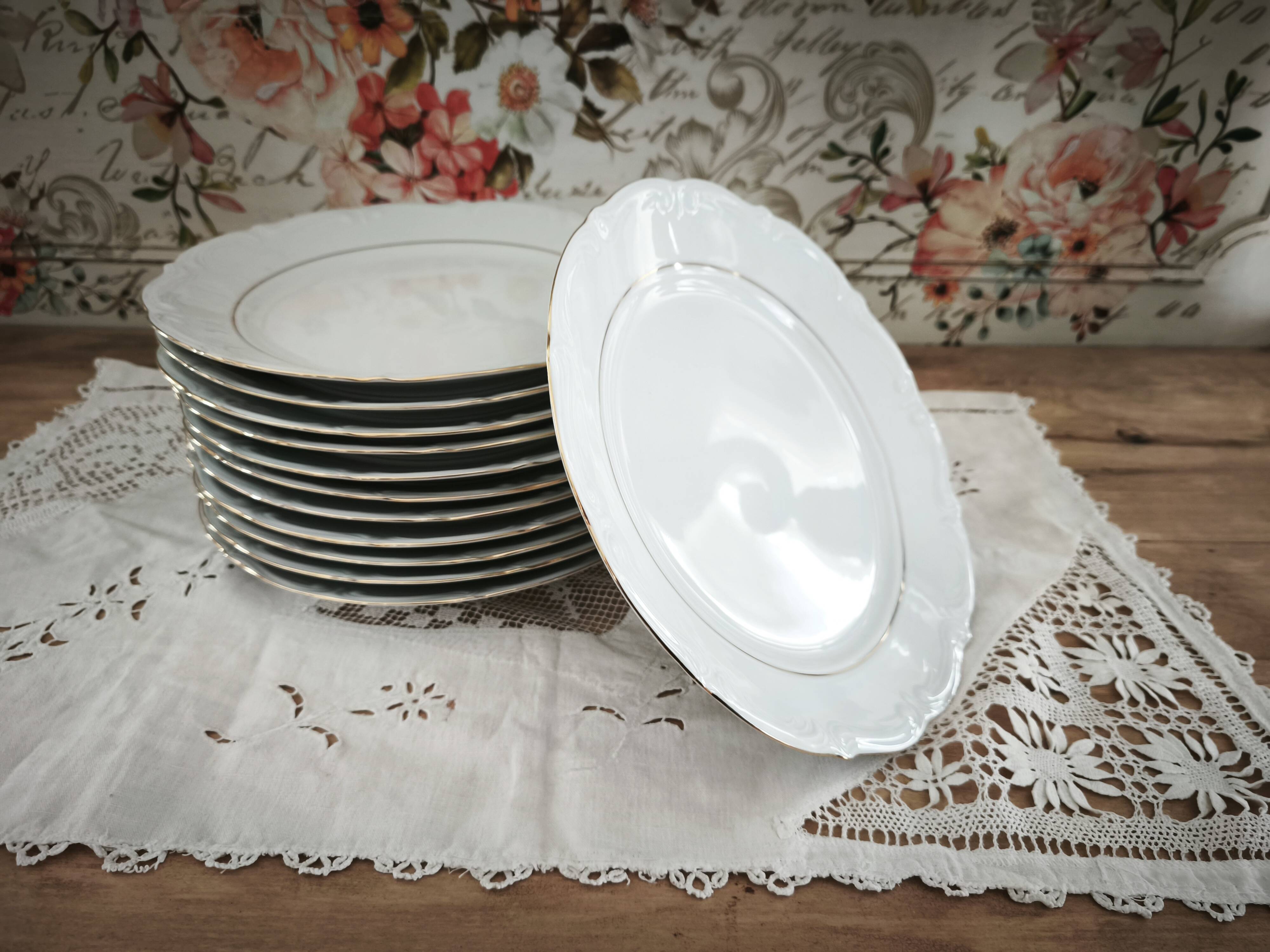 12 flat plates in porcelain with double gold rim.