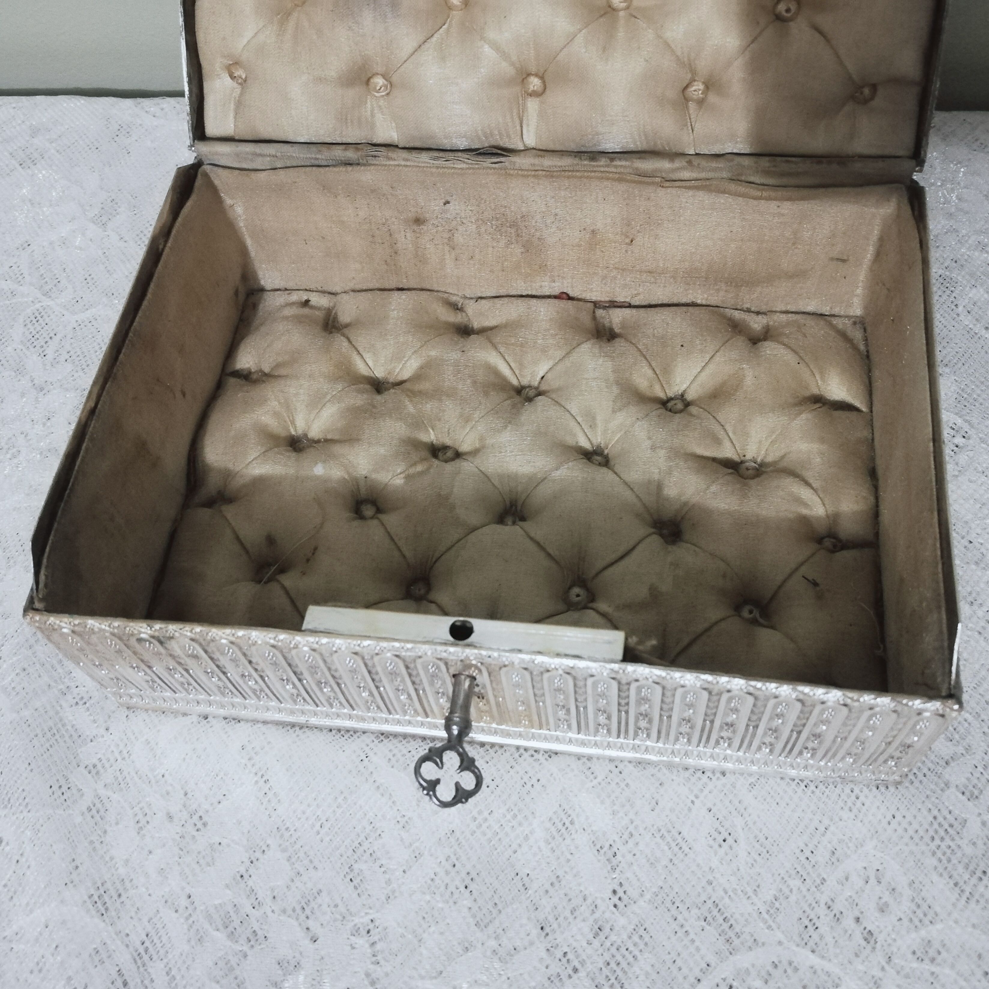 Boîte à bijoux en métal argenté et cuivré