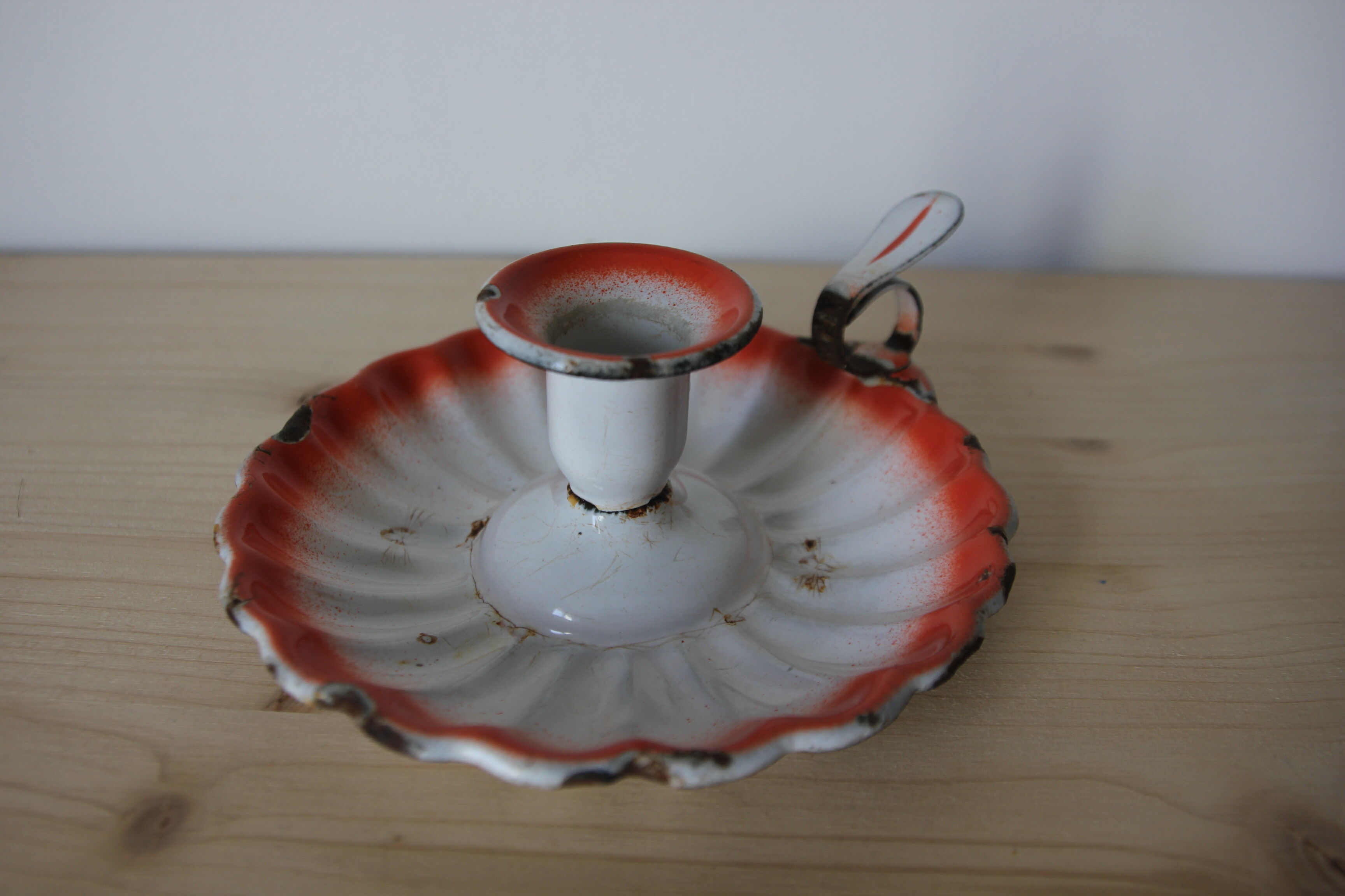 Cellar rat candle holder in enamelled sheet metal