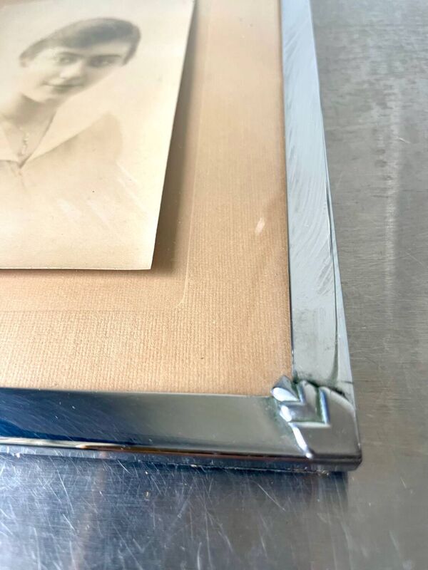 Cadre en métal argenté art deco 20,5 cm x 15,5 cm verre bombé