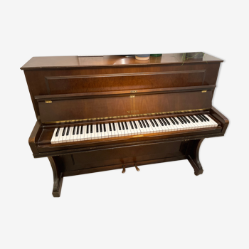 Upscale German straight piano weiss