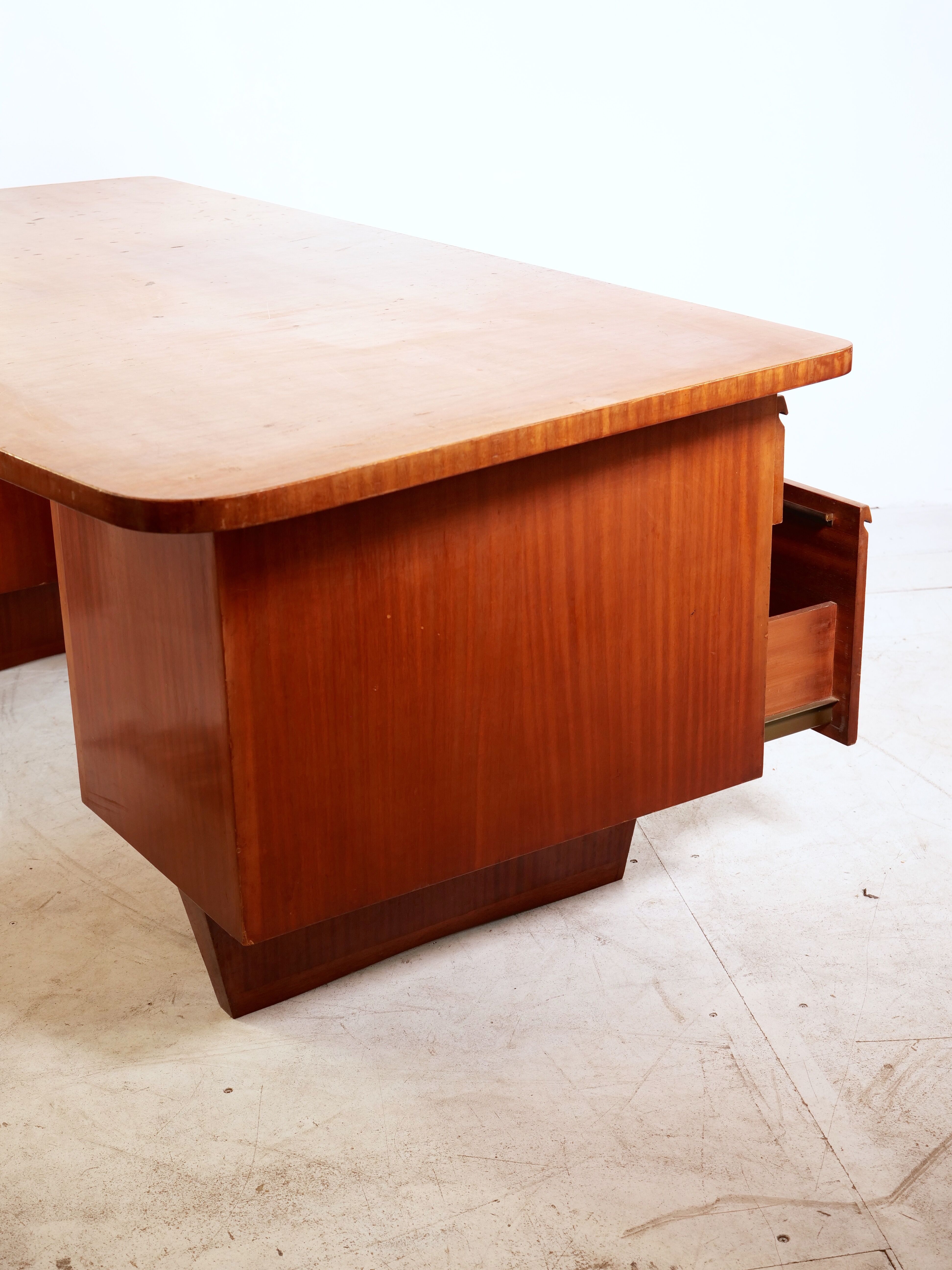 Executive desk model Boomerang standard from De Coene