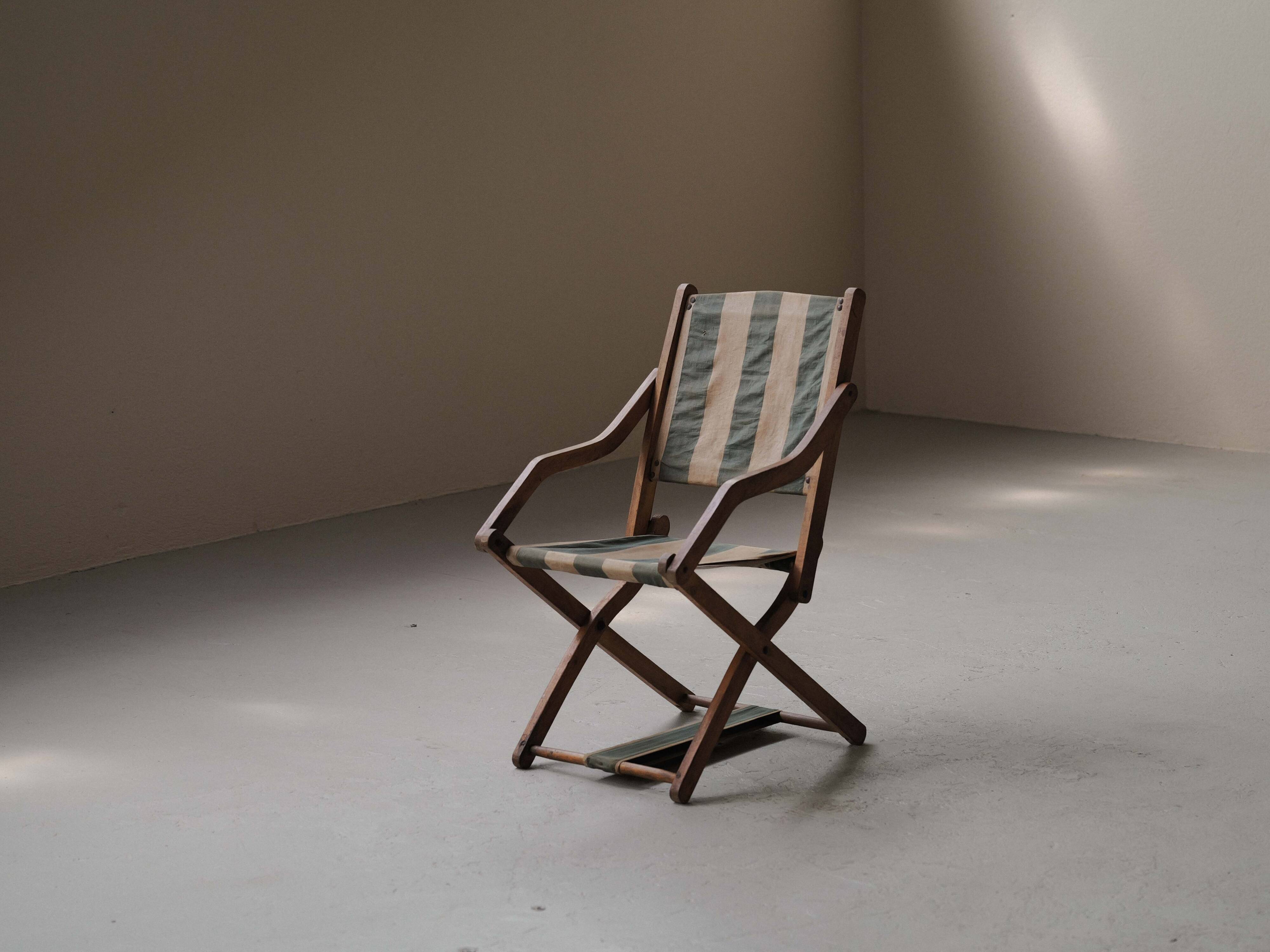 Foldable chair in solid wood and striped fabric, circa 1900.