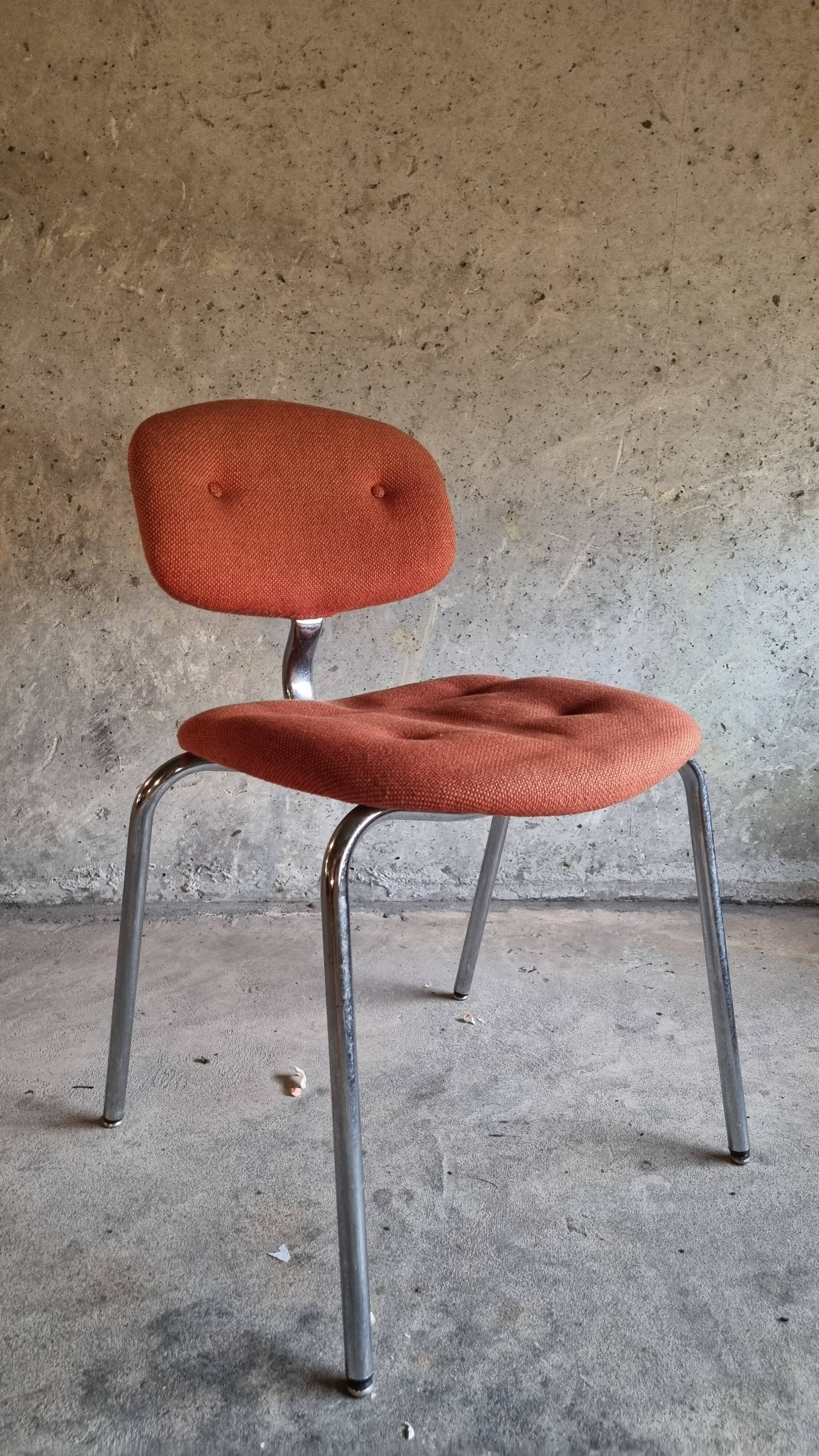 Set of 5 steelcase strafor chairs