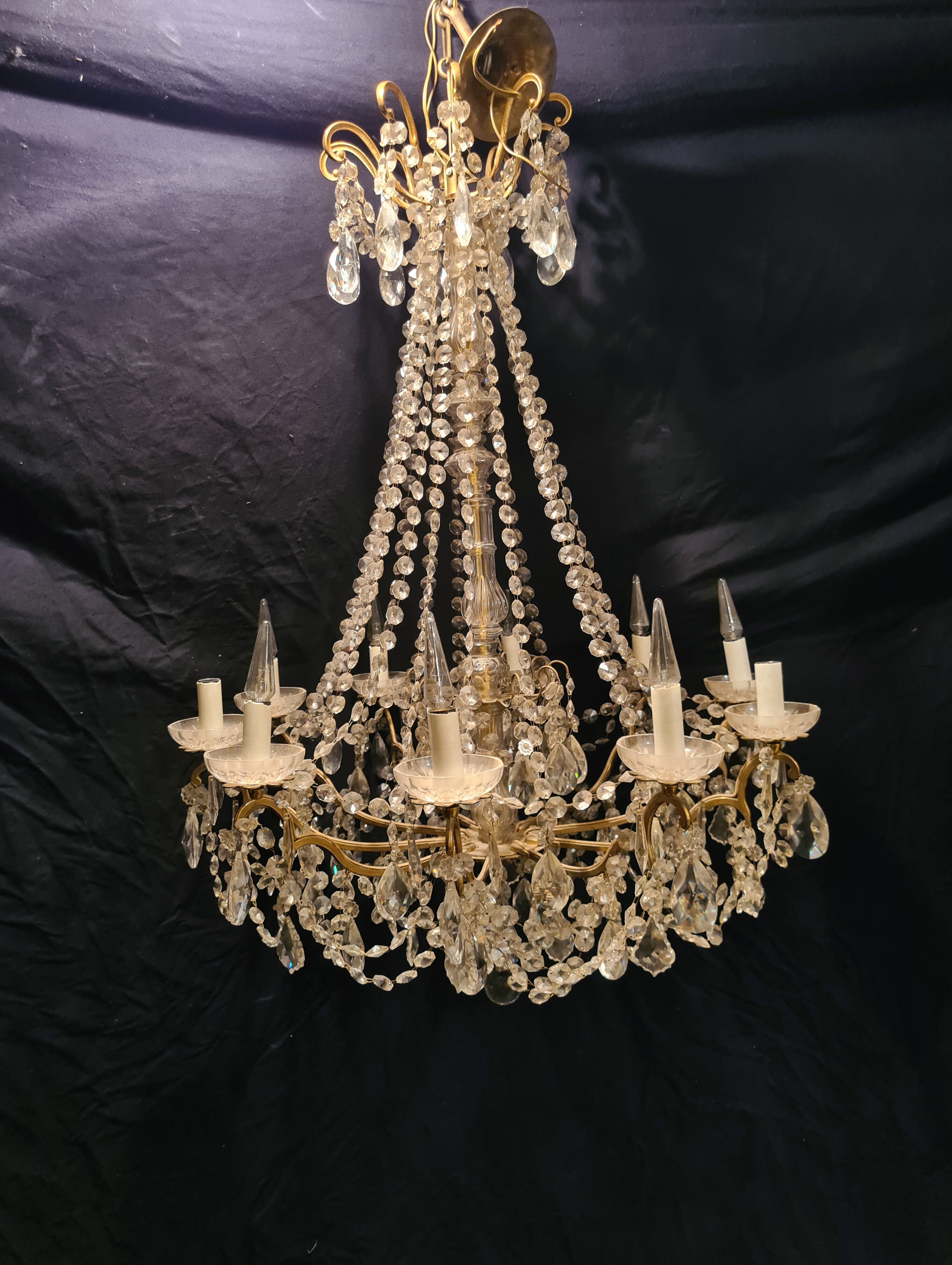 Chandelier in crystal and gilded bronze