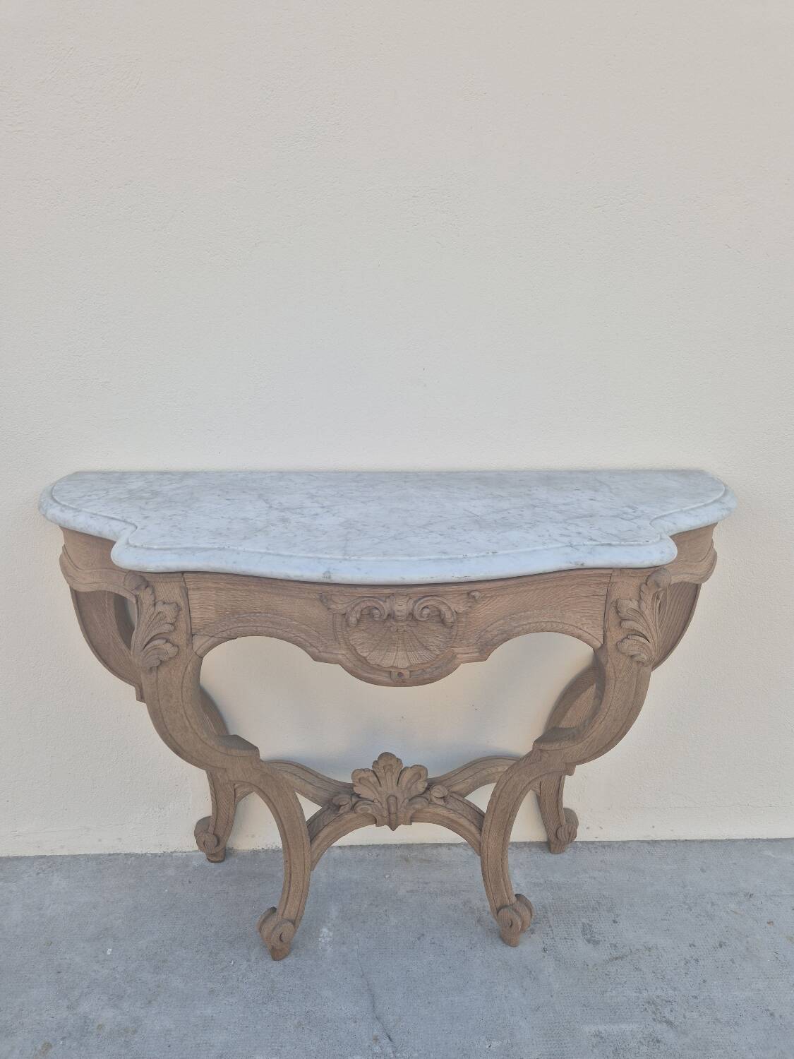 Louis XV curved console in solid oak, 18th century, decorated