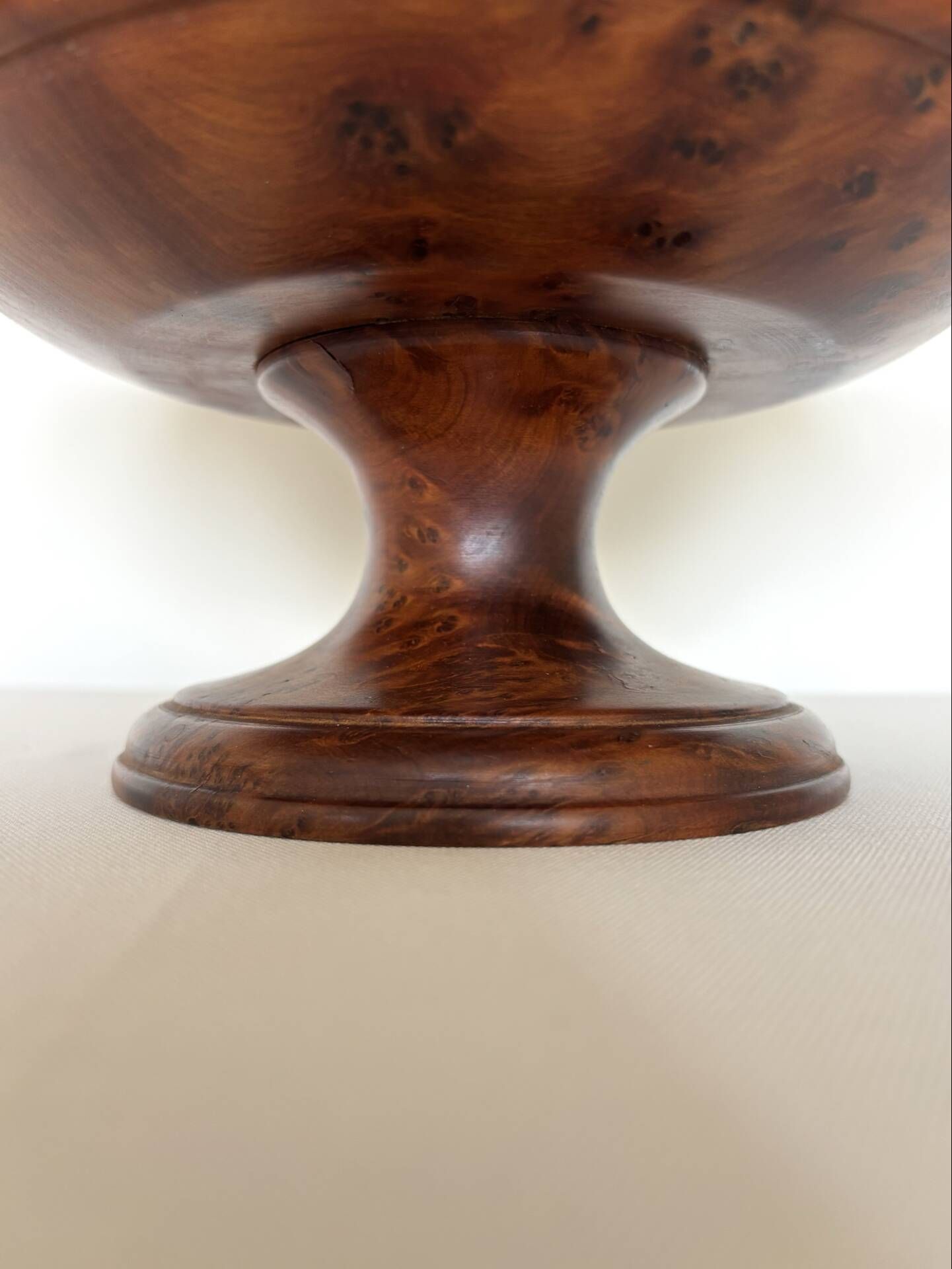 Fruit bowl on a turned wooden pedestal – Wood burl