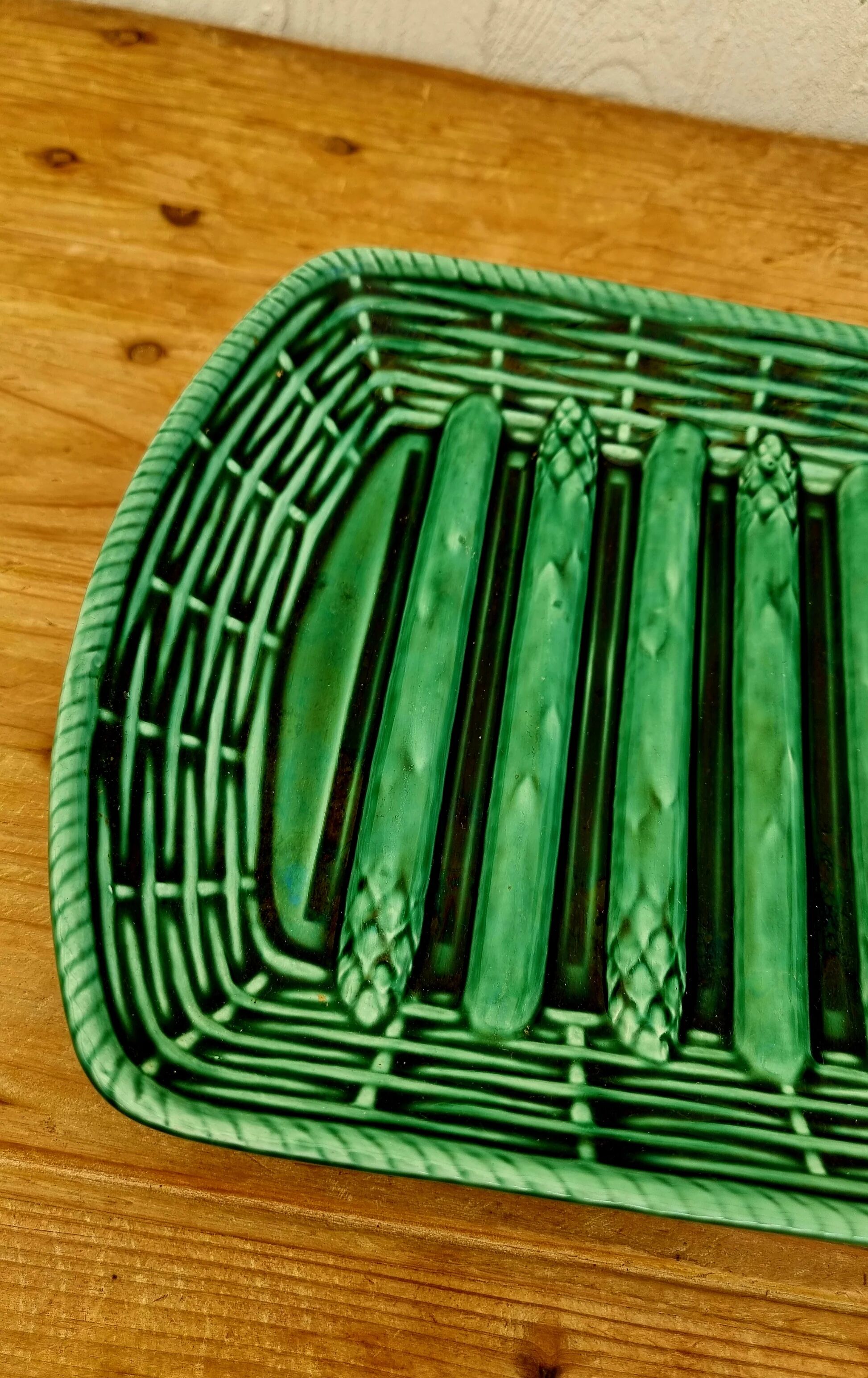 Plat à asperges vintage en barbotine verte décor en relief