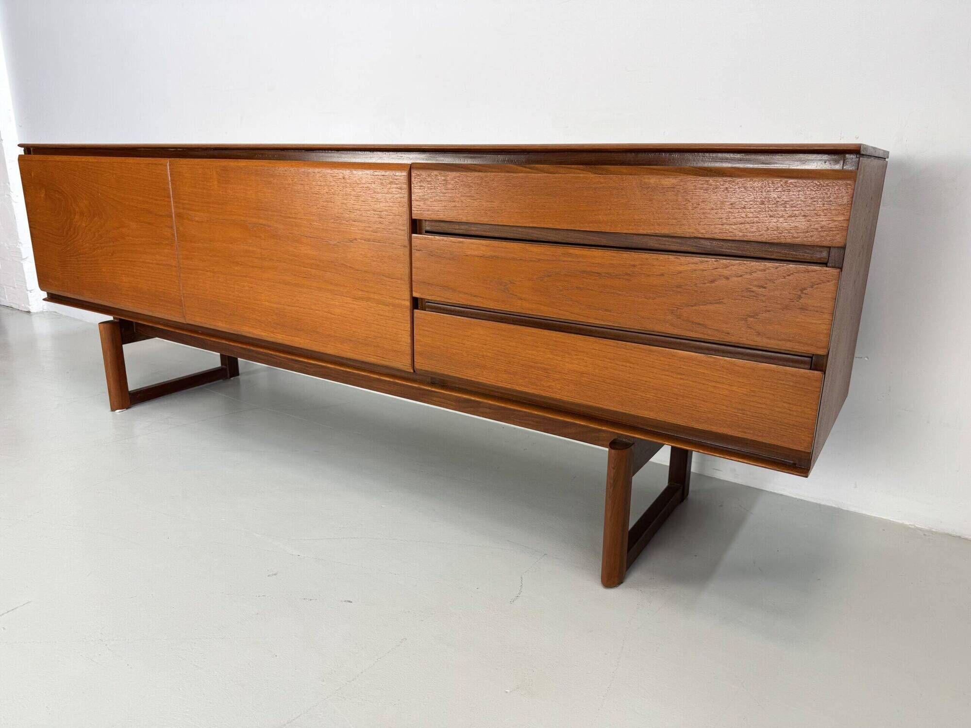 Vintage sideboard White an Newton