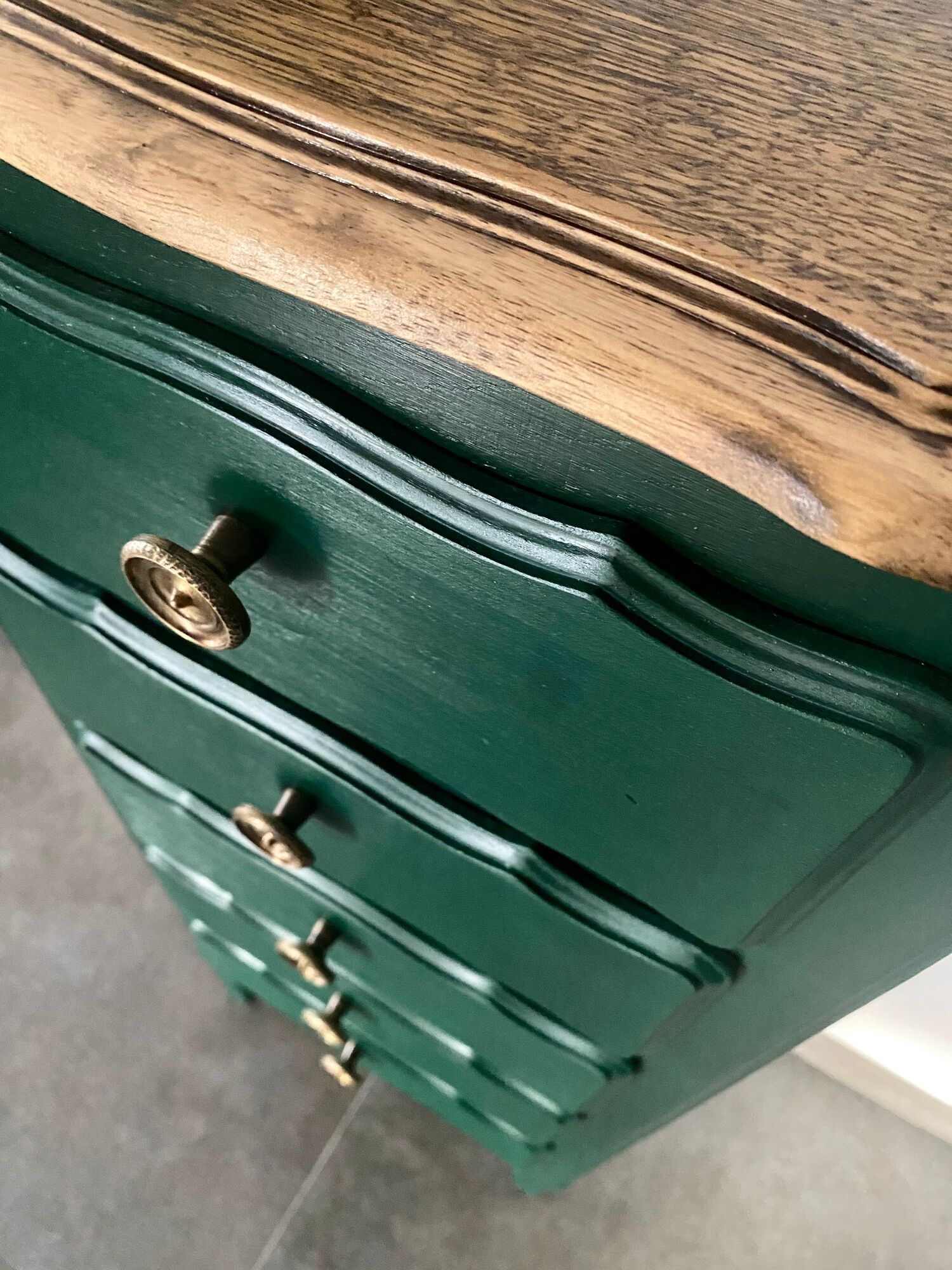 Chiffonnier 5 tiroirs relooké vert sapin et bois brut