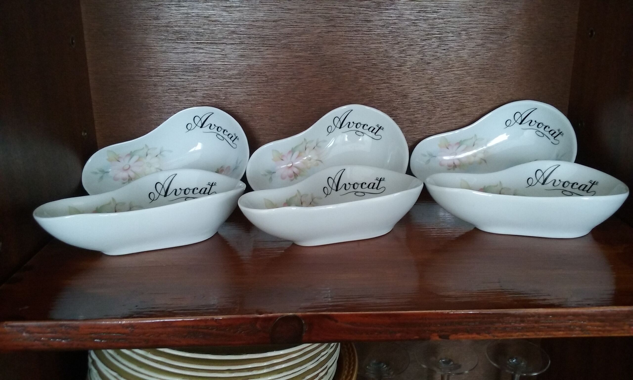 Avocado service: 6 cups (in 1 lot)