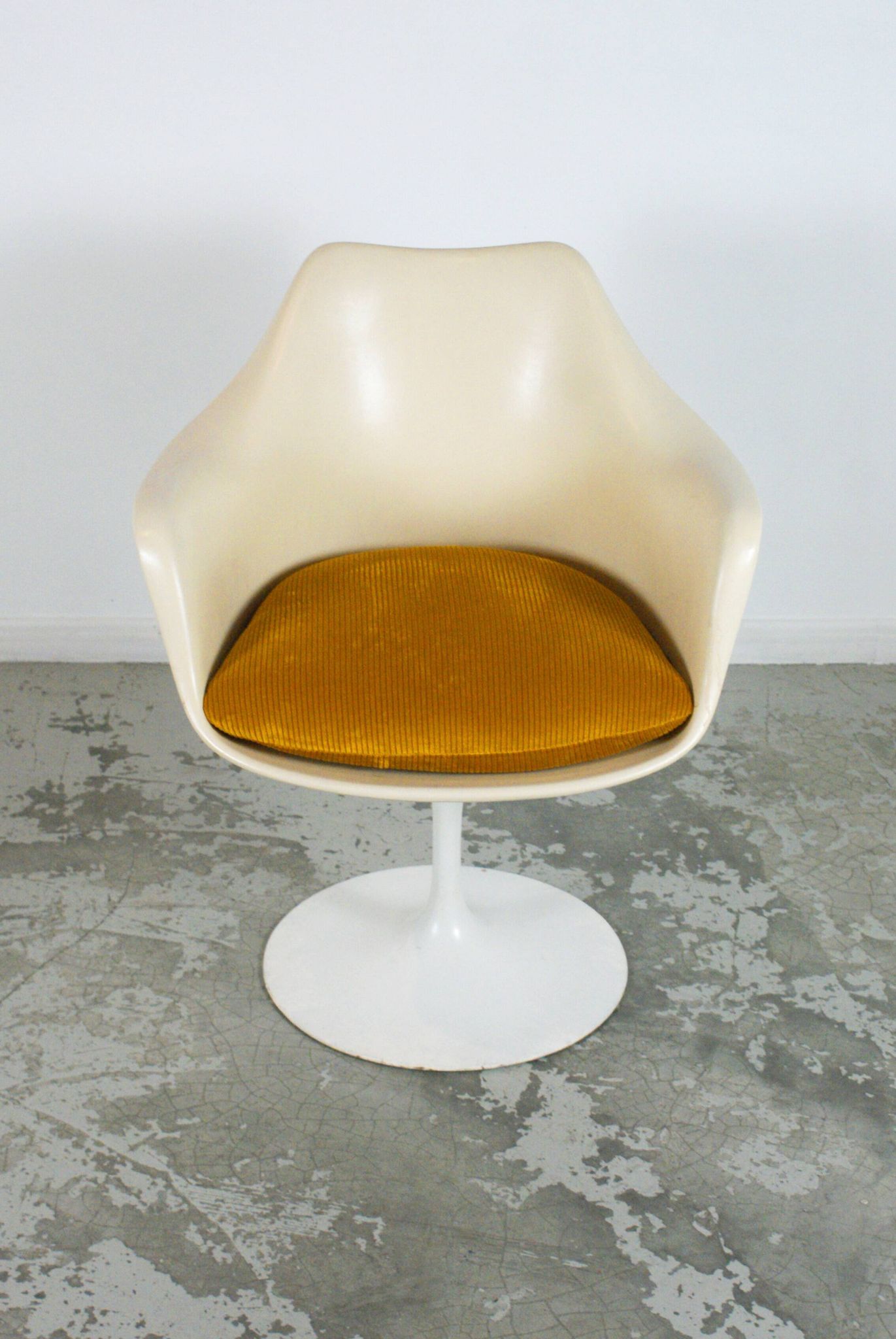Tulip armchair by Eero Saarinen for Knoll International