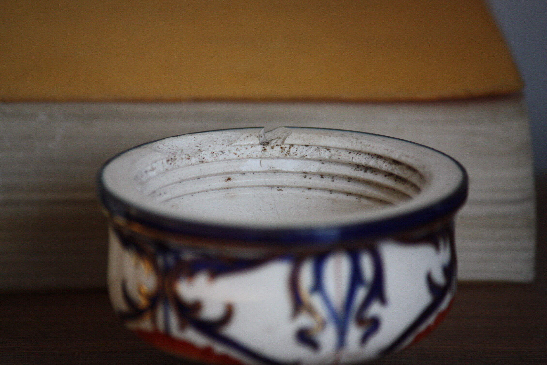 Interrupteur en porcelaine décorée