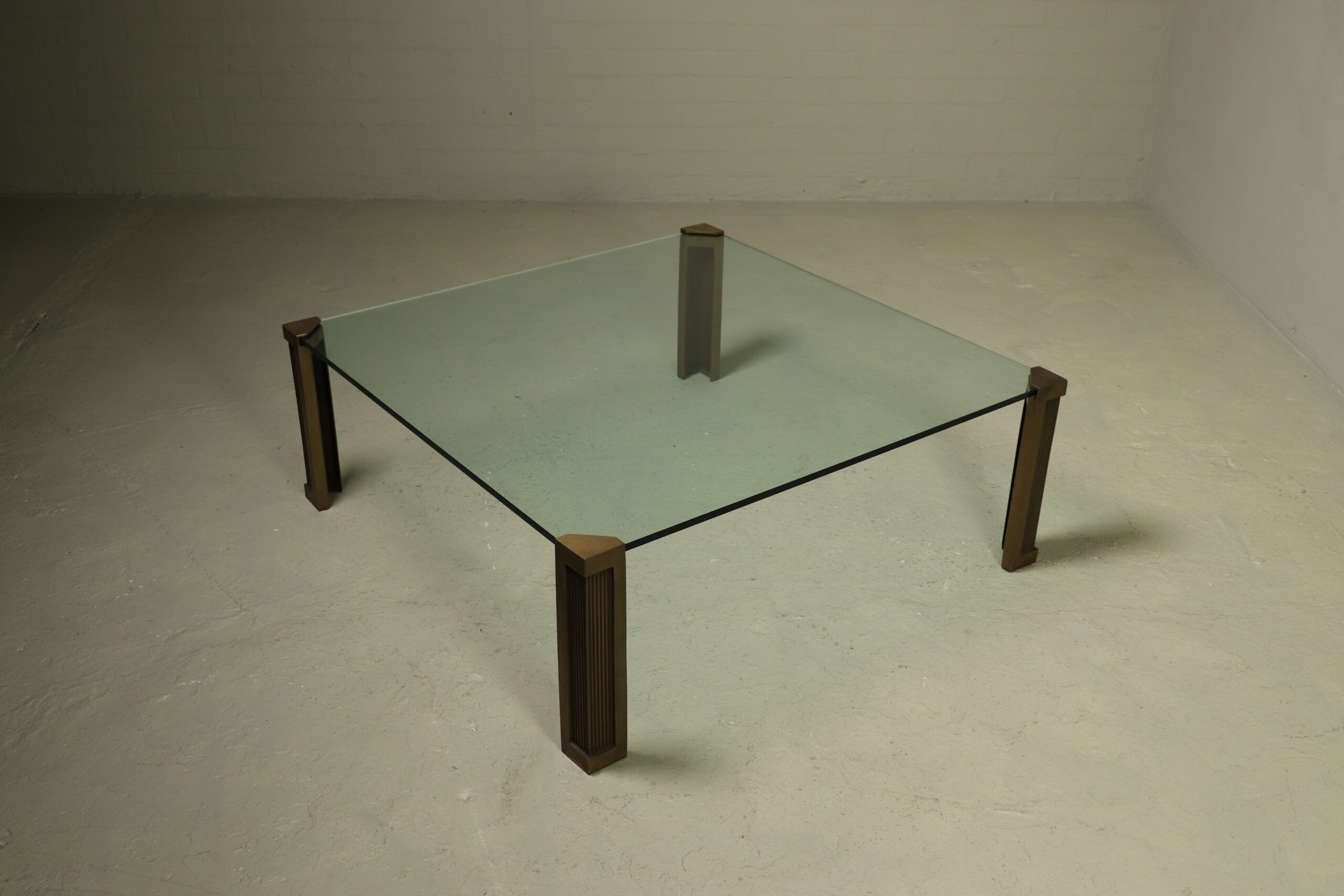 Grande table basse monumentale modèle T14 par Peter Ghyczy années 1970