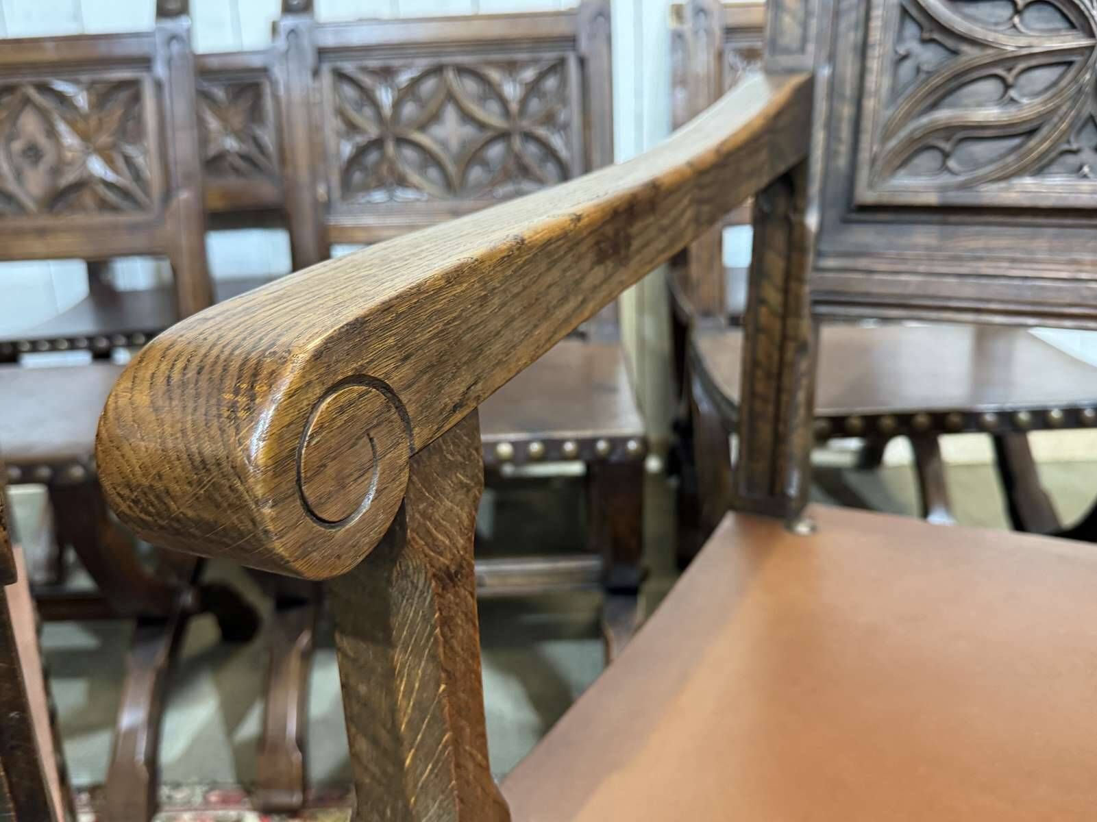 Suite de 6 chaises et 2 fauteuils en chêne et cuir à décor gothique