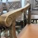 Suite de 6 chaises et 2 fauteuils en chêne et cuir à décor gothique