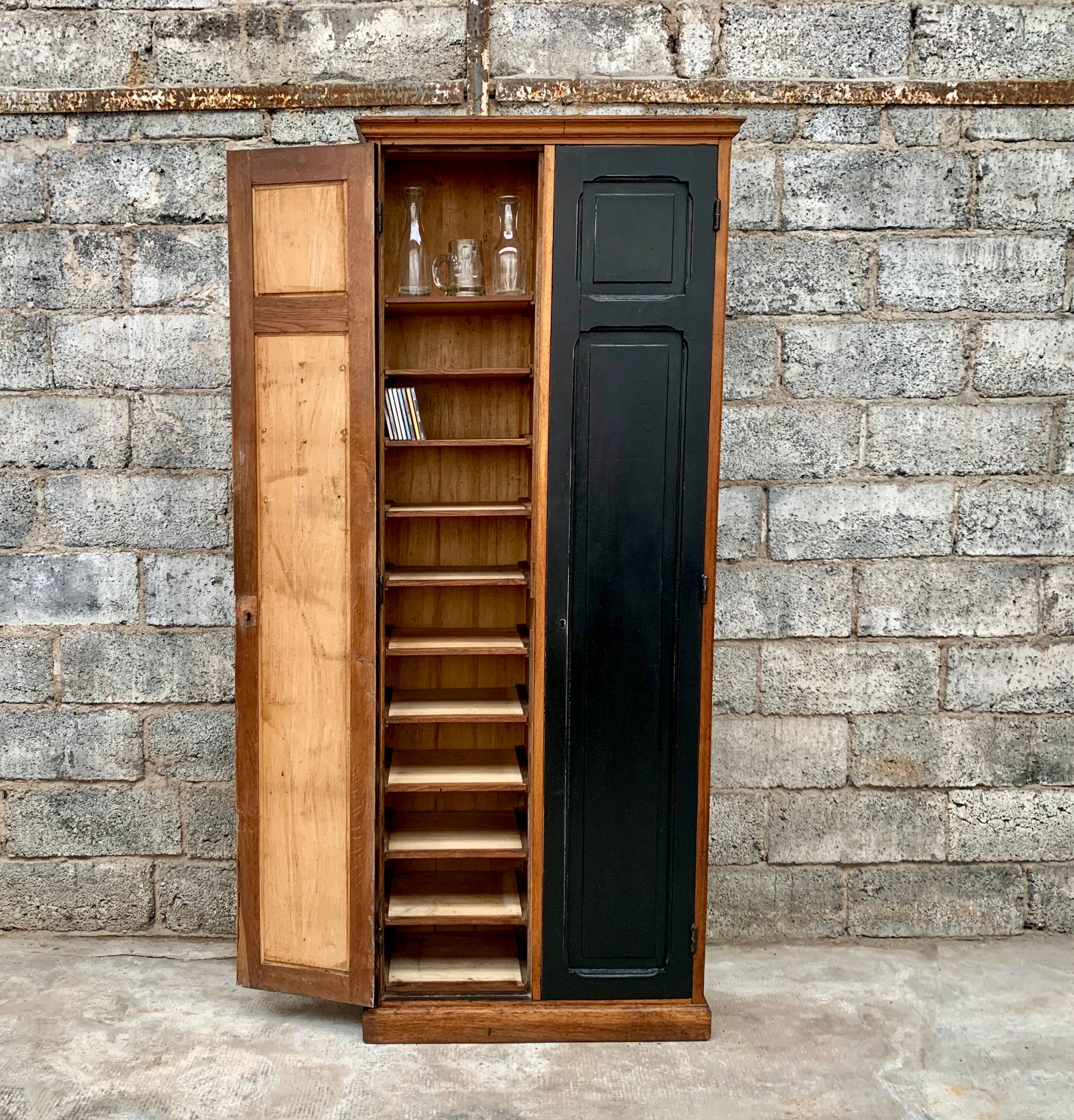Armoire parisienne vintage à 2 portes meuble à chaussures