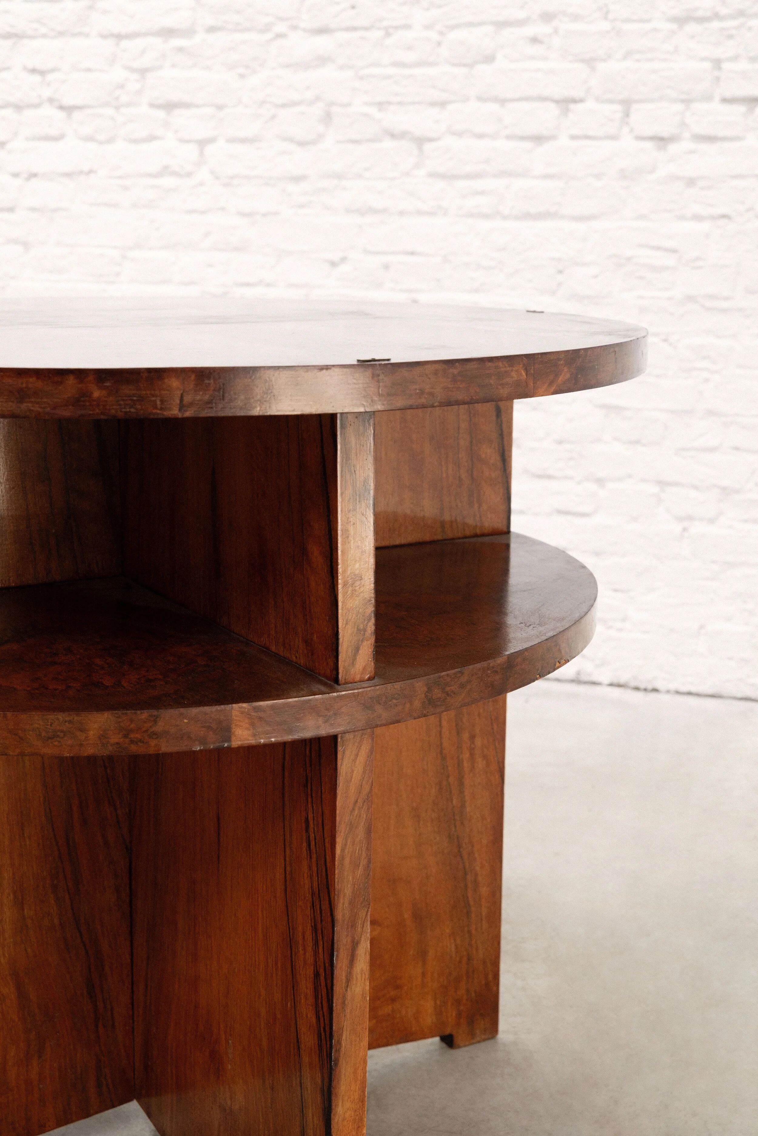 Table basse circulaire moderniste française avec étagères, vers 1935