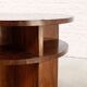 Table basse circulaire moderniste française avec étagères, vers 1935