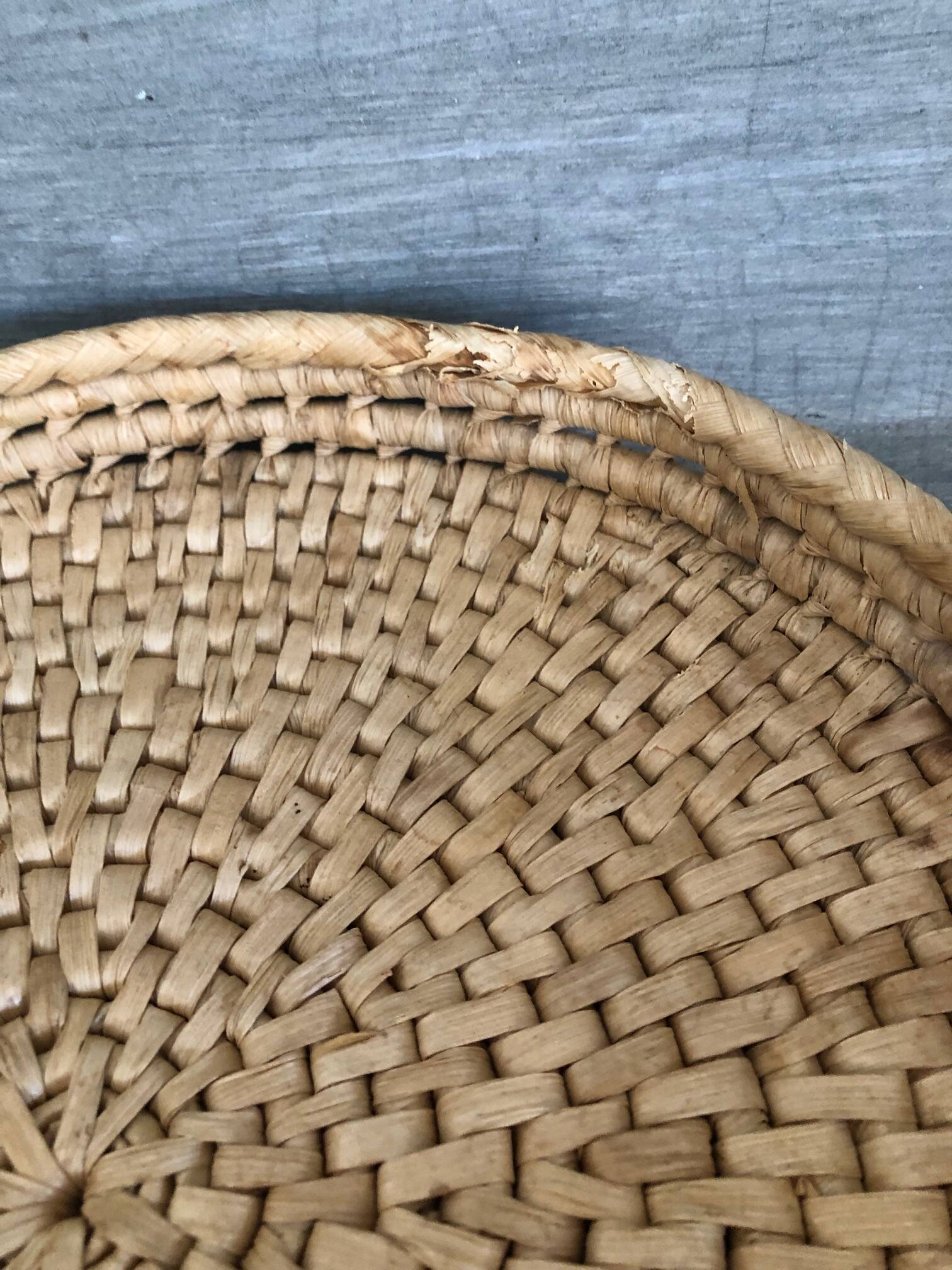 Plateau, wicker basket