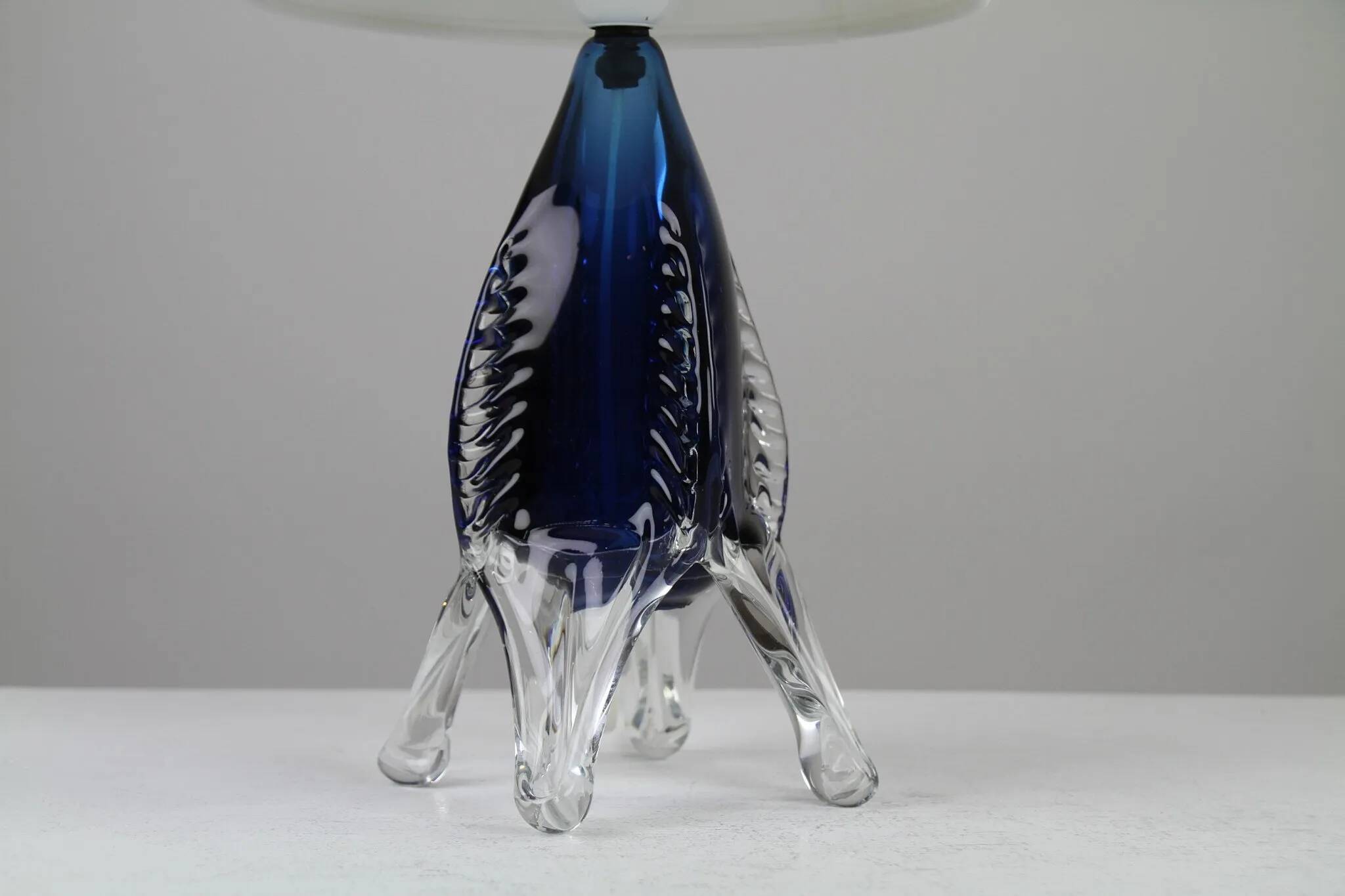 Lampe de table en verre art bleu et cristal — Suède, vers 1955-1965