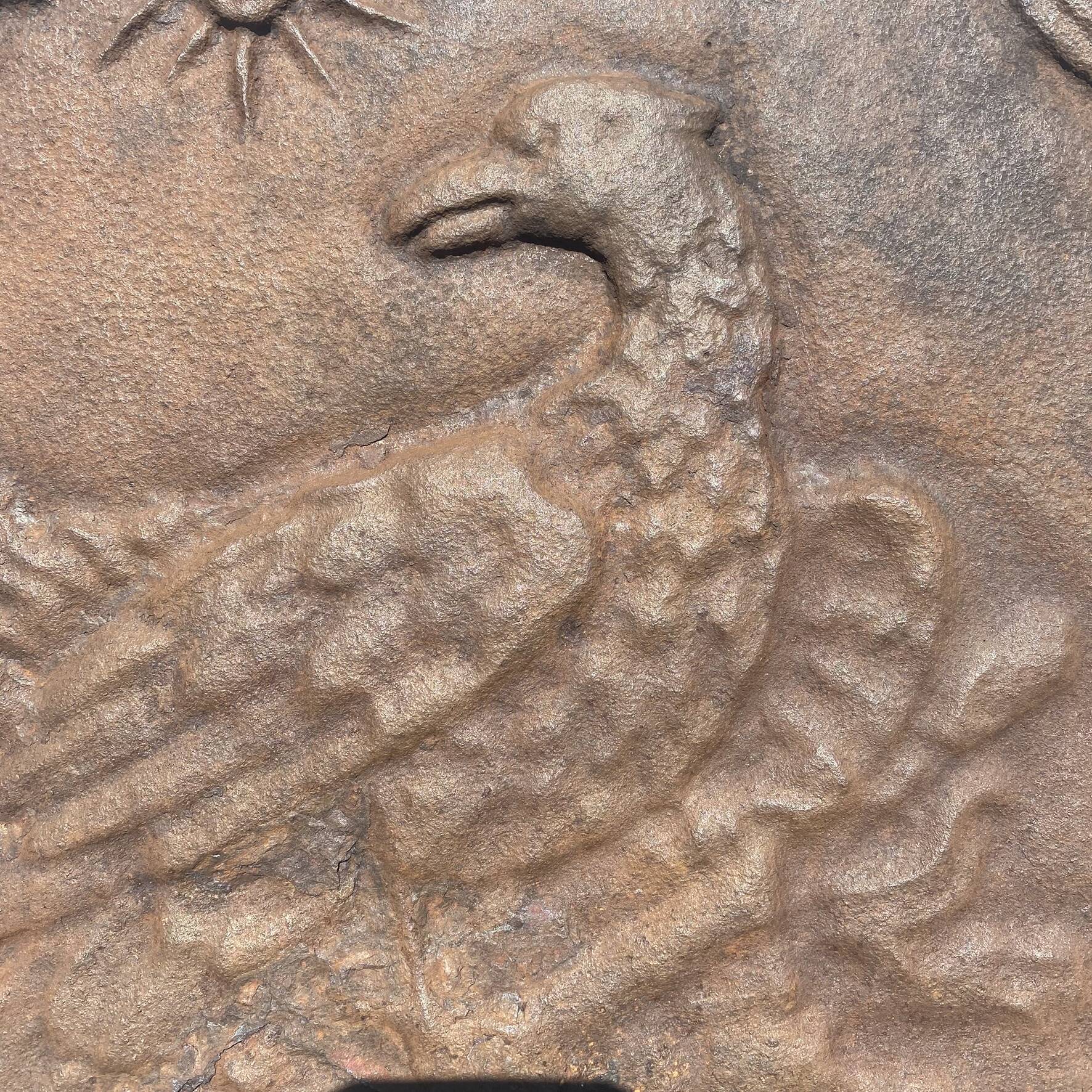 Ancienne plaque de cheminée en fonte ,décor aigle et soleil, 47 × 47 cm