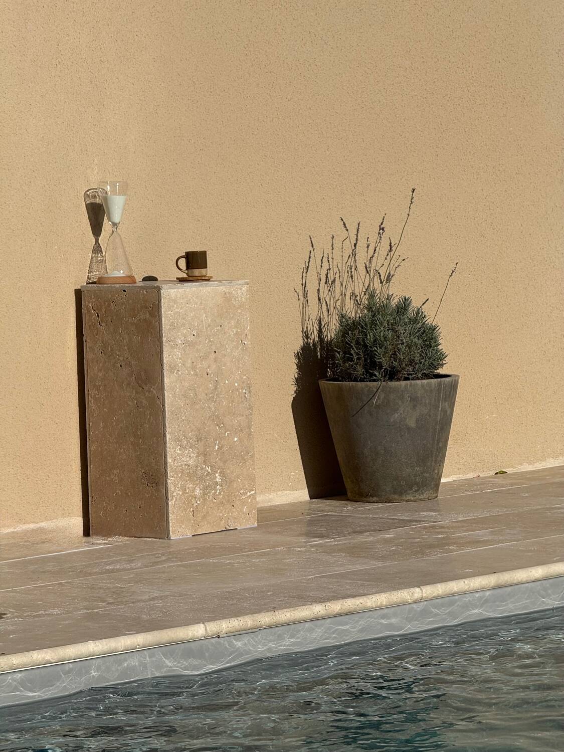 Column side table in travertine
