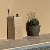 Column side table in travertine