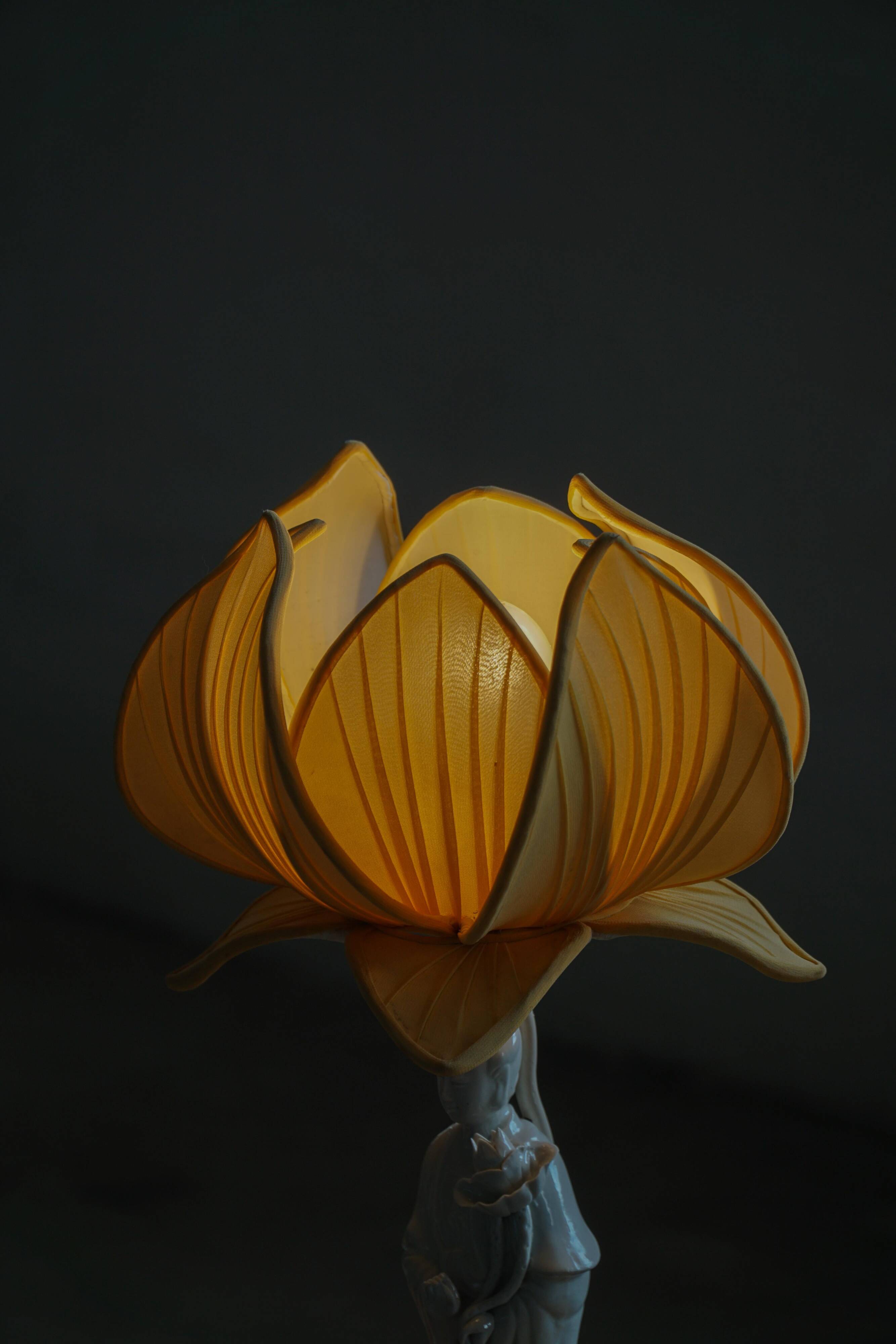 Vintage table lamp in Chinese porcelain with yellow floral shade, mid-20th century.