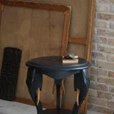 Side table in hardwood ebony with three elephant head-shaped legs, Eastern India, 1920s.