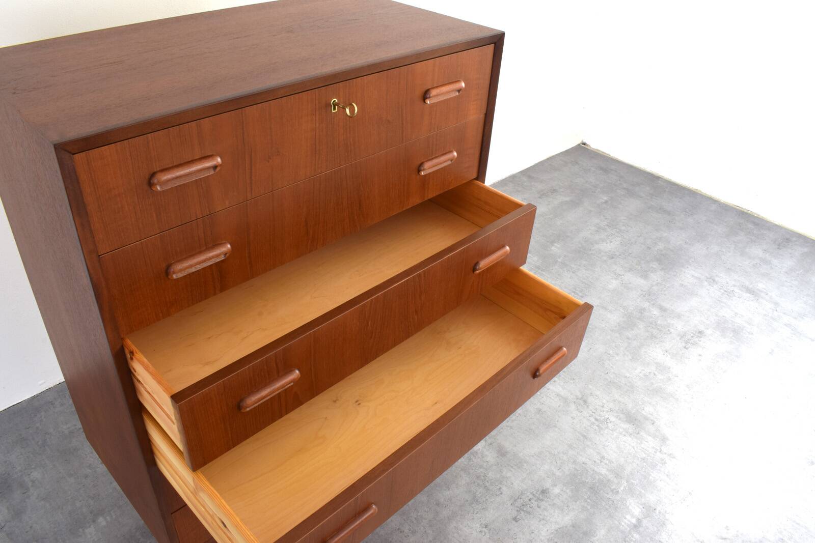 Commode en teck danois des années 1960.
