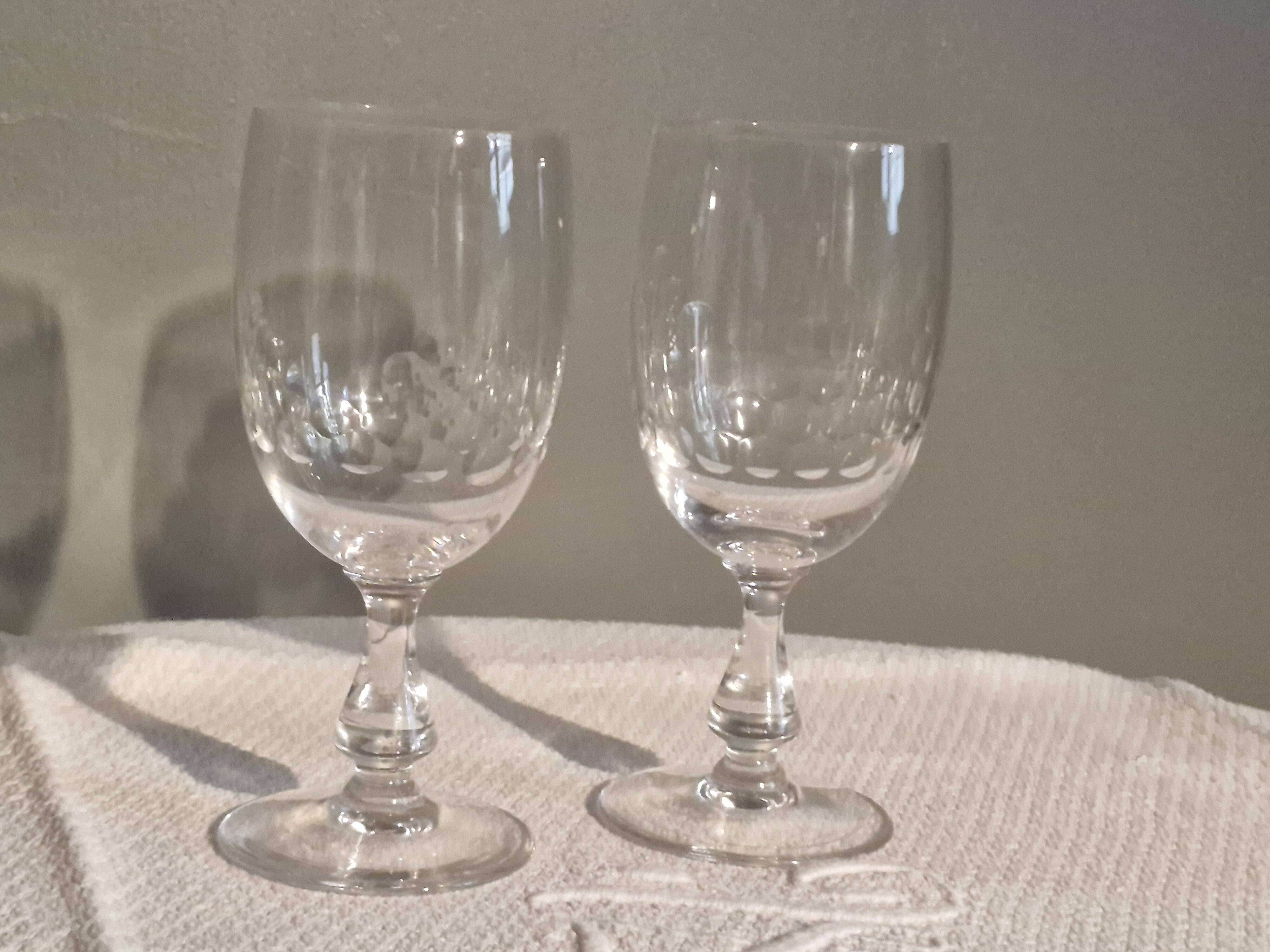 2 antique Baccarat crystal wine glasses, scale pattern, 20s/30s
