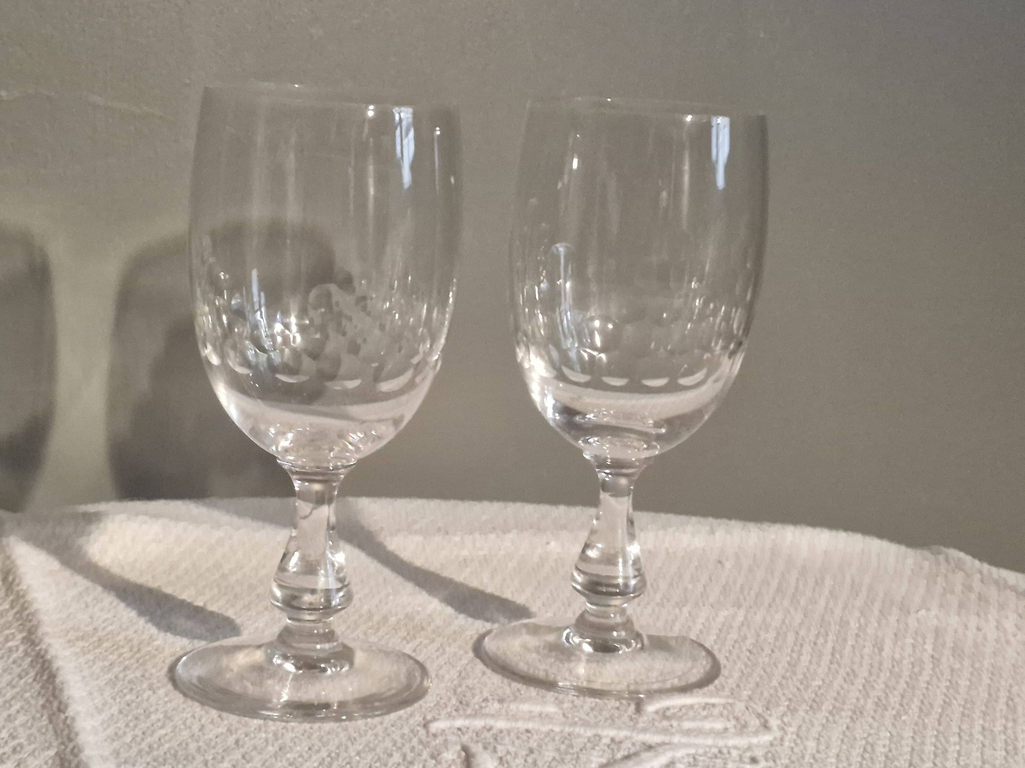2 antique Baccarat crystal wine glasses, scale pattern, 20s/30s