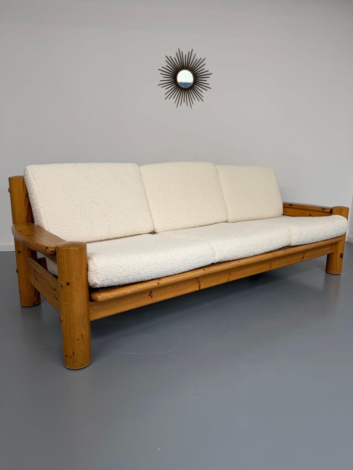 Canapé en pin massif et bouclette design scandinave des années 70