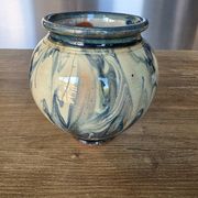 Round vase in chamotte clay / mixed with blue speckled glaze – Signed – H 13.5