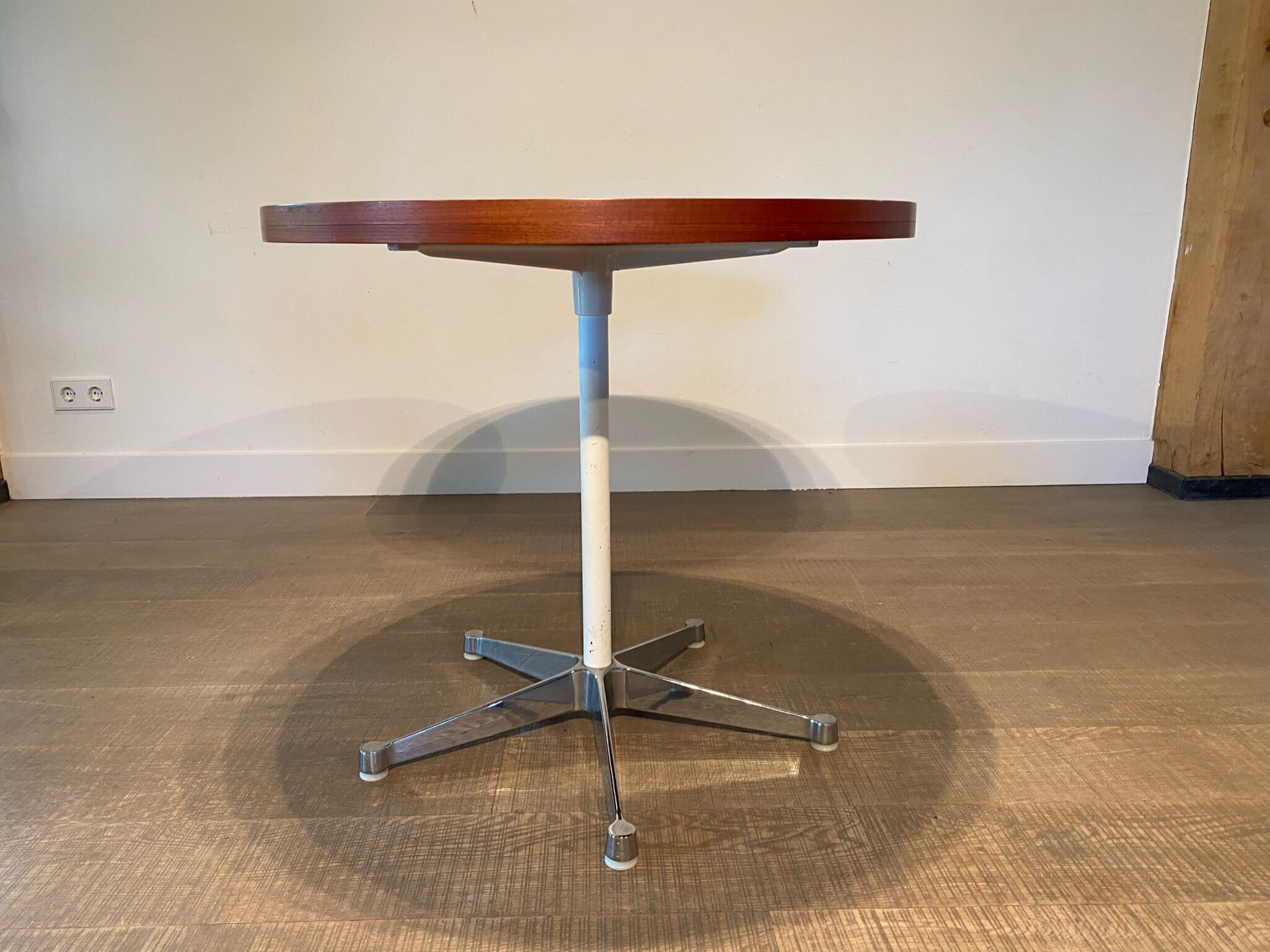 Early Round Dining teak table By Ray and Charles Eames for Herman Miller, 1950s