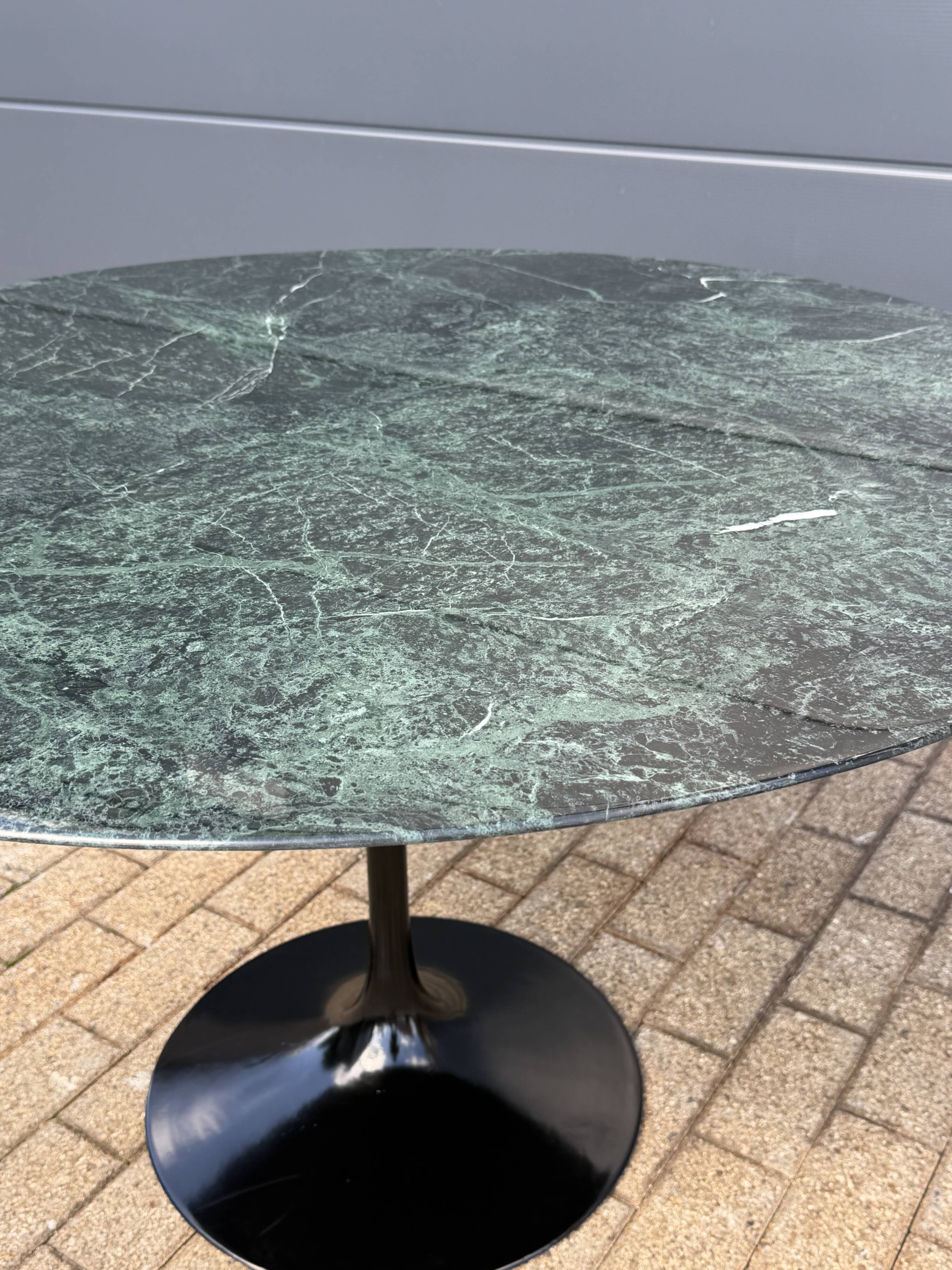 Original round Knoll Tulip dining table (120cm) Alpi Verde glossy in NEW CONDITION