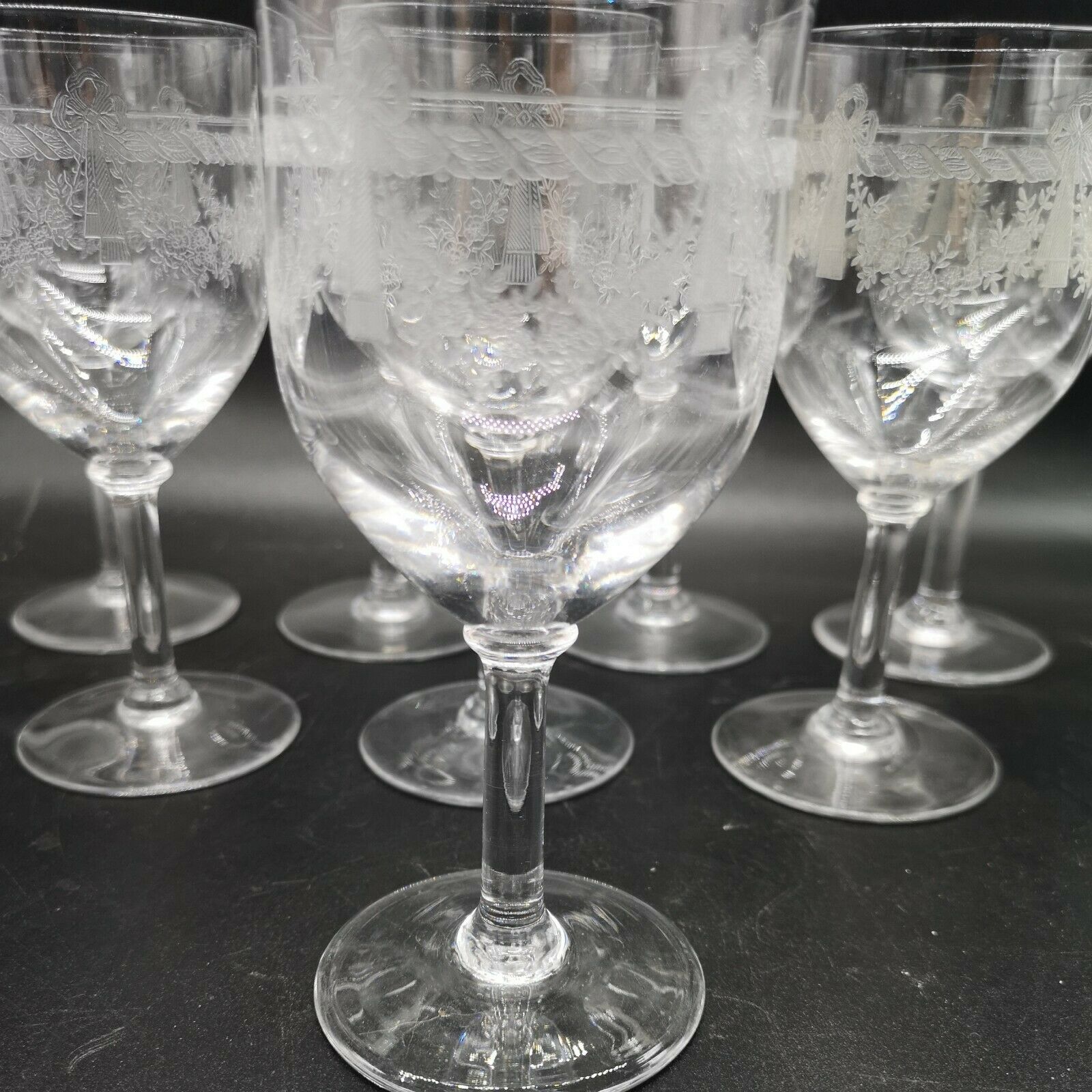 Series of 8 wine glasses engraved in crystal ribbon and flowers Saint Louis