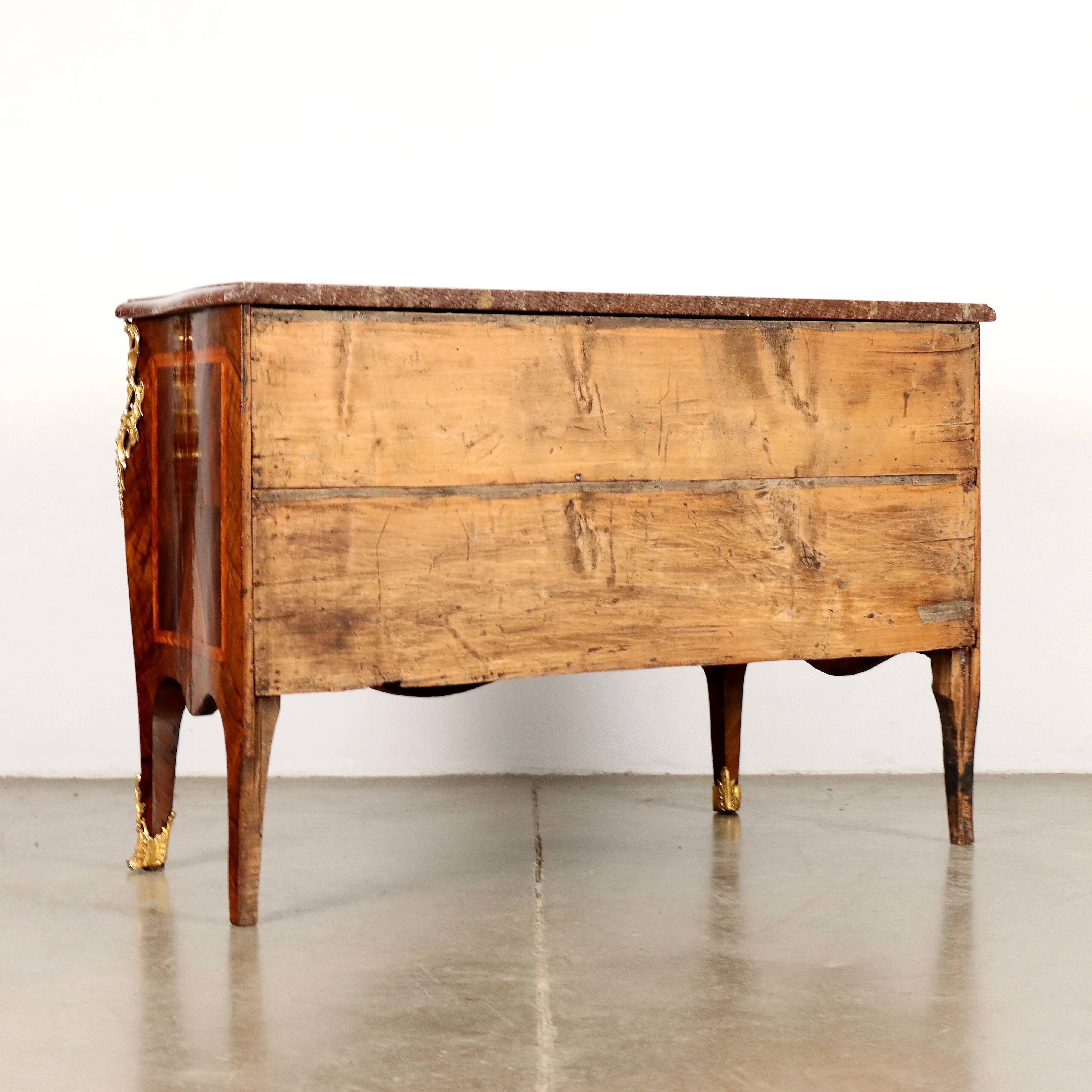 Rococo Neapolitan commode in red marble, poplar and bronze, Italy 1700.