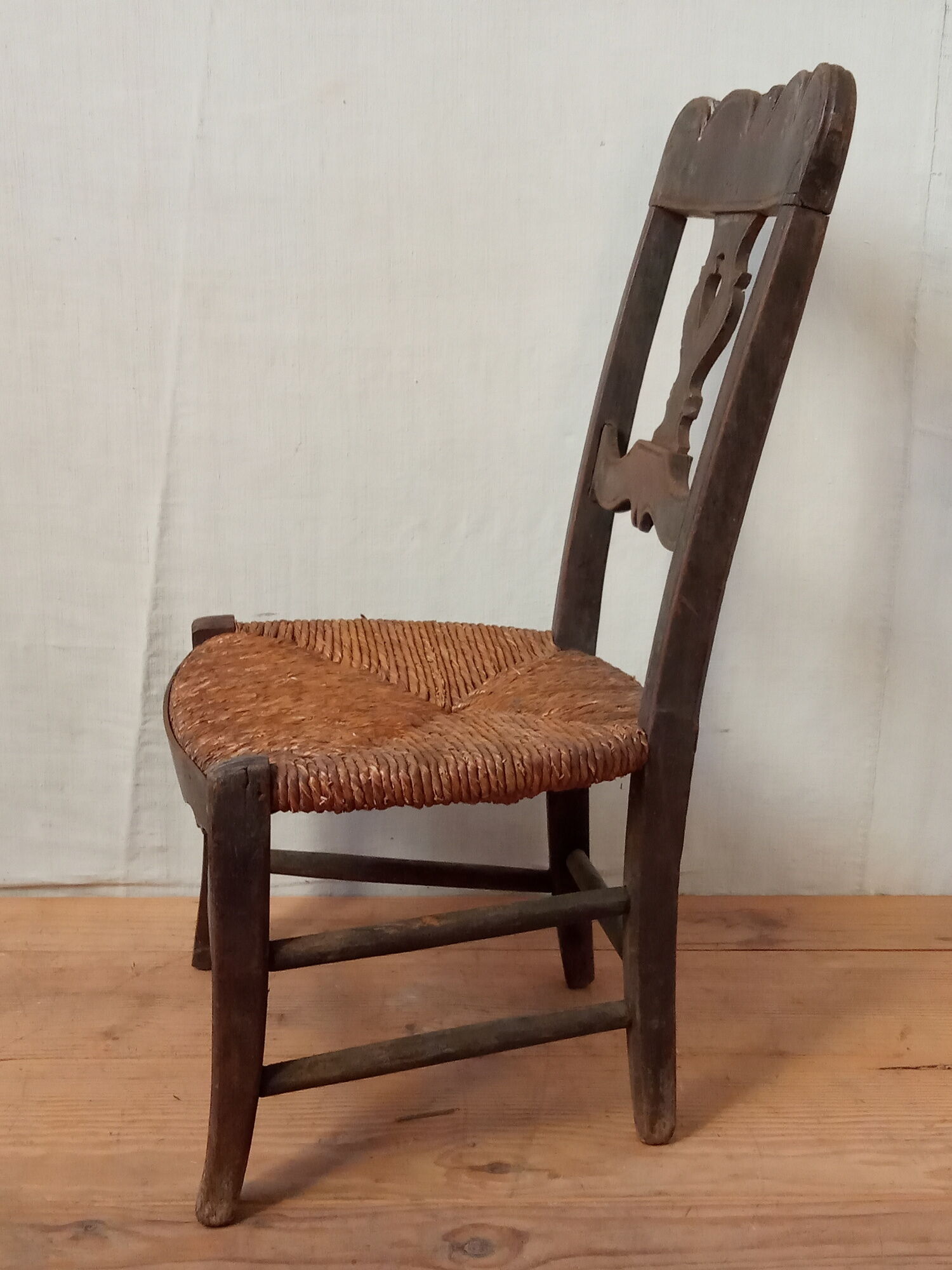 Mulched and sculpted chair, popular art of the 19th century
