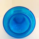 Carafe en verre bleu