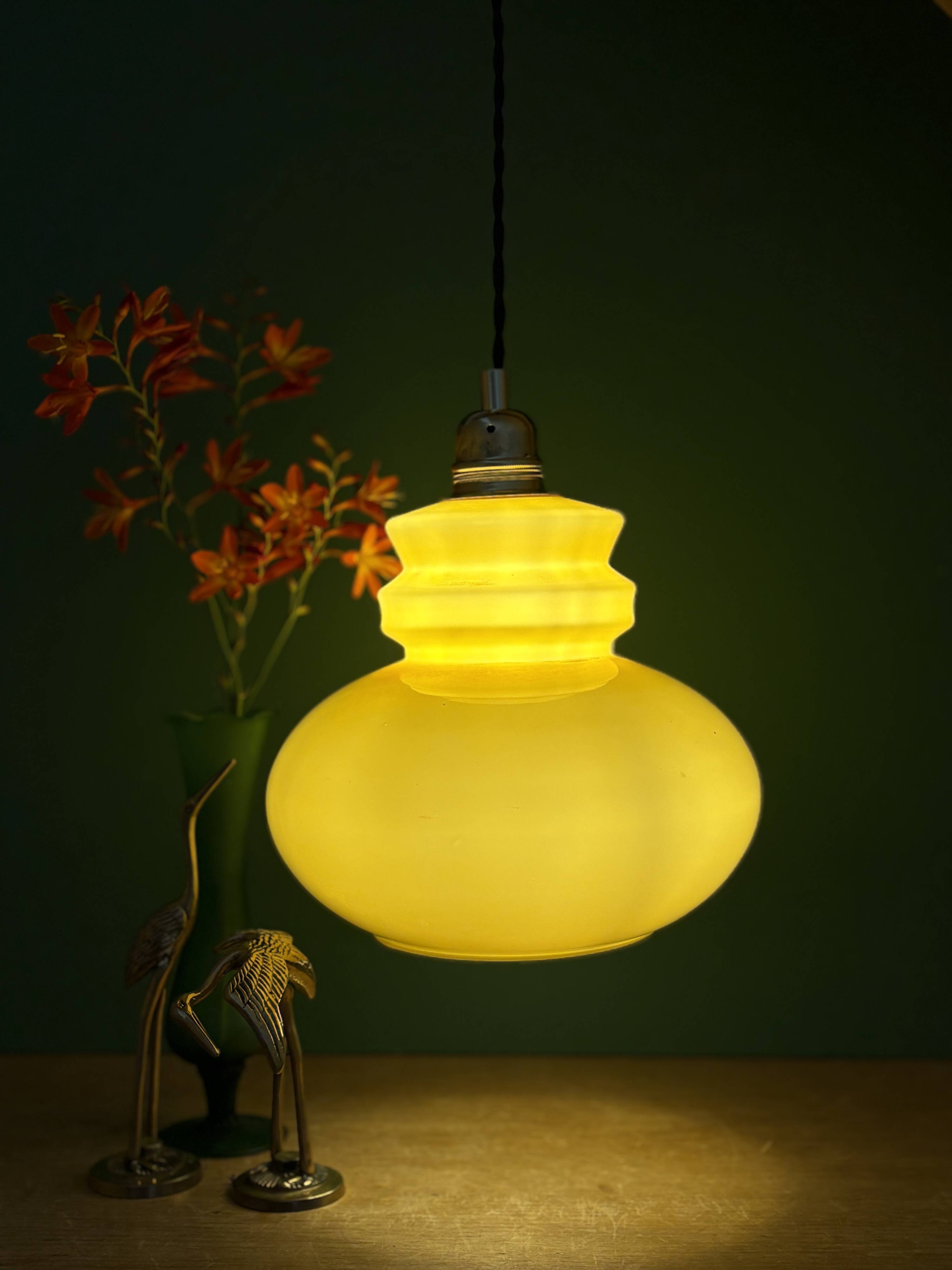 Suspension globe vintage en opaline ocre