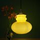 Suspension globe vintage en opaline ocre