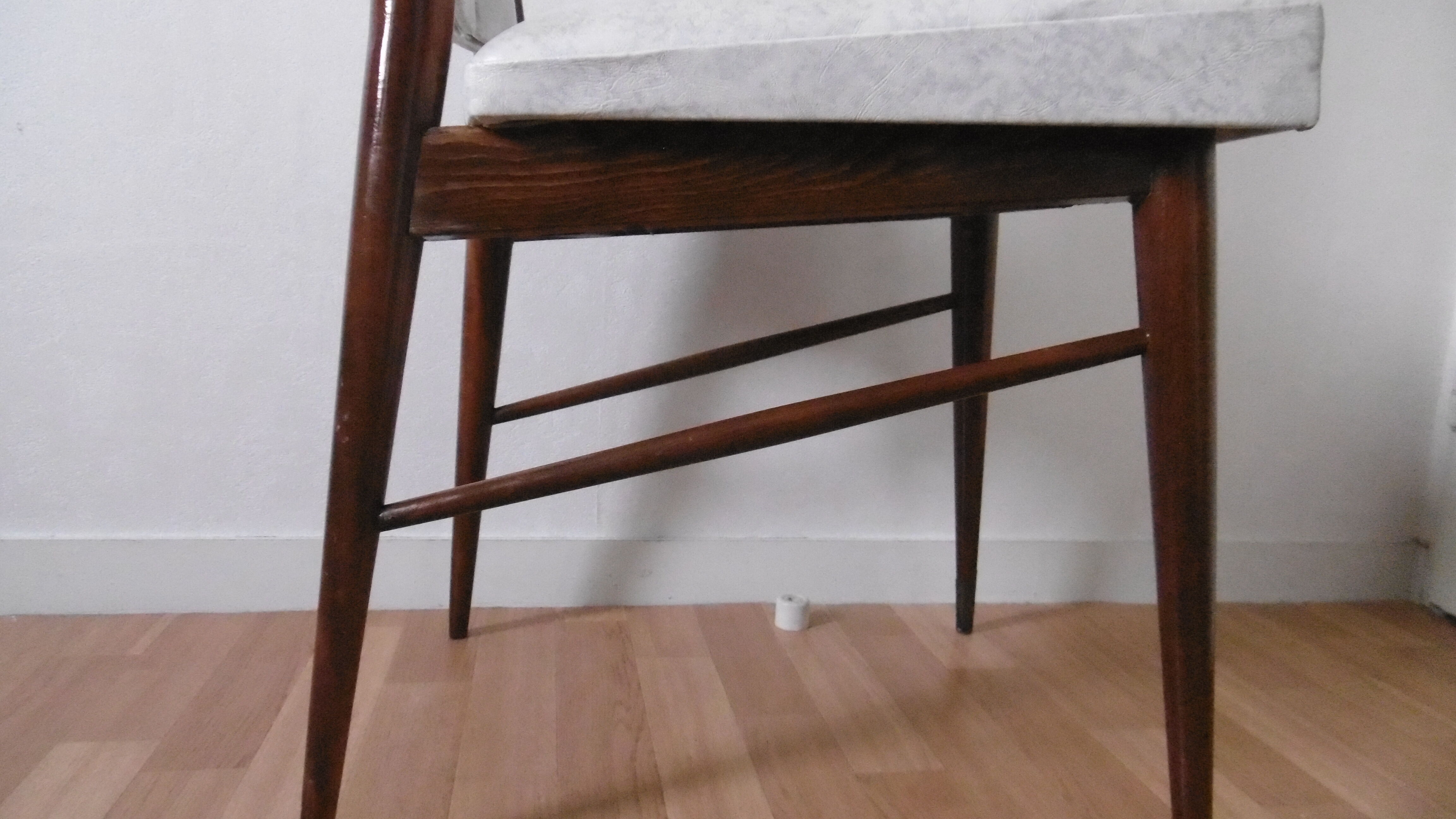 Chair in white leatherette of 60-70 years