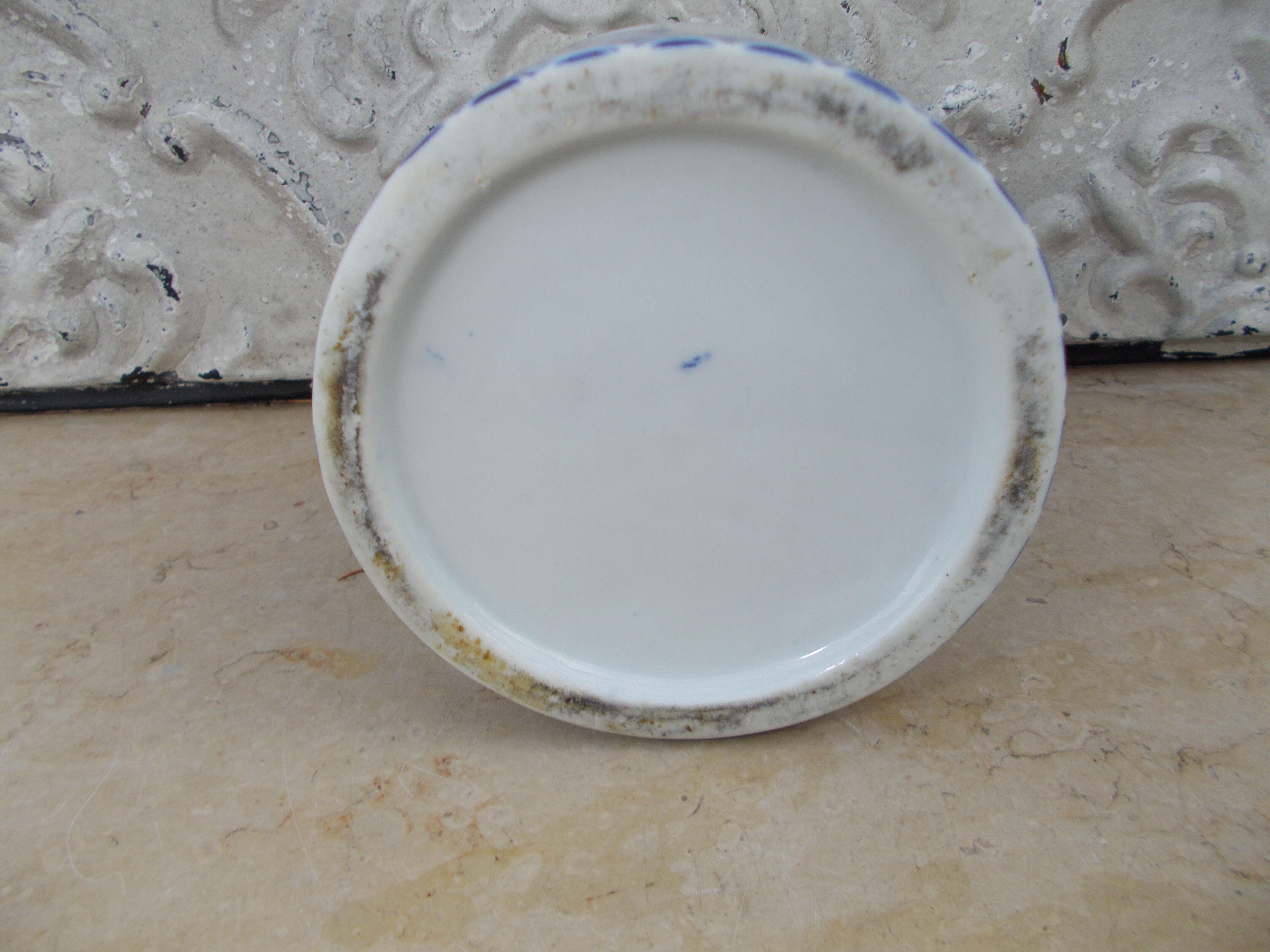 Vintage porcelain China pot covered white blue décor
