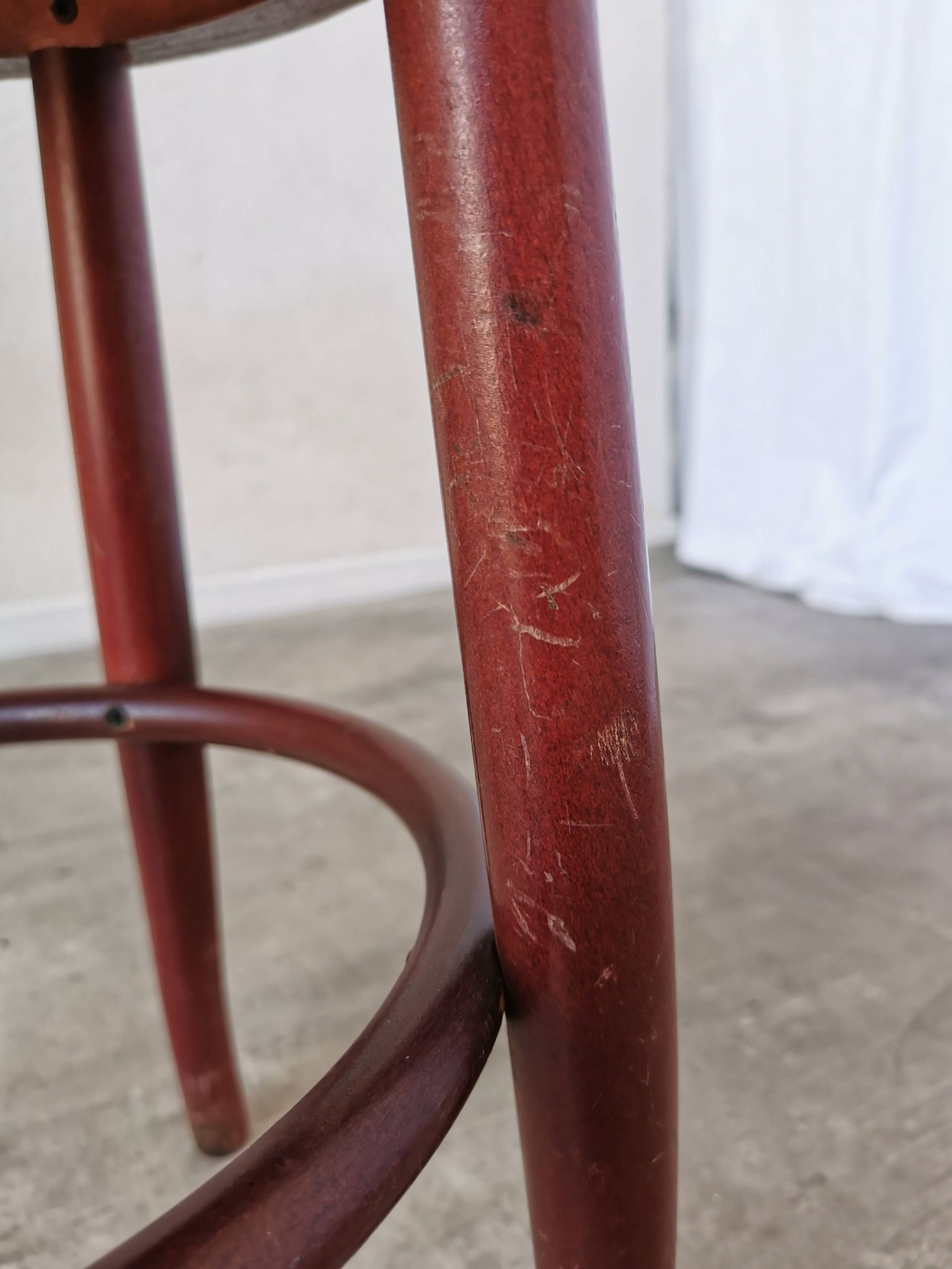 Tabouret de pub irlandais vintage : assise en cuir vert, bois courbé, style Thonet