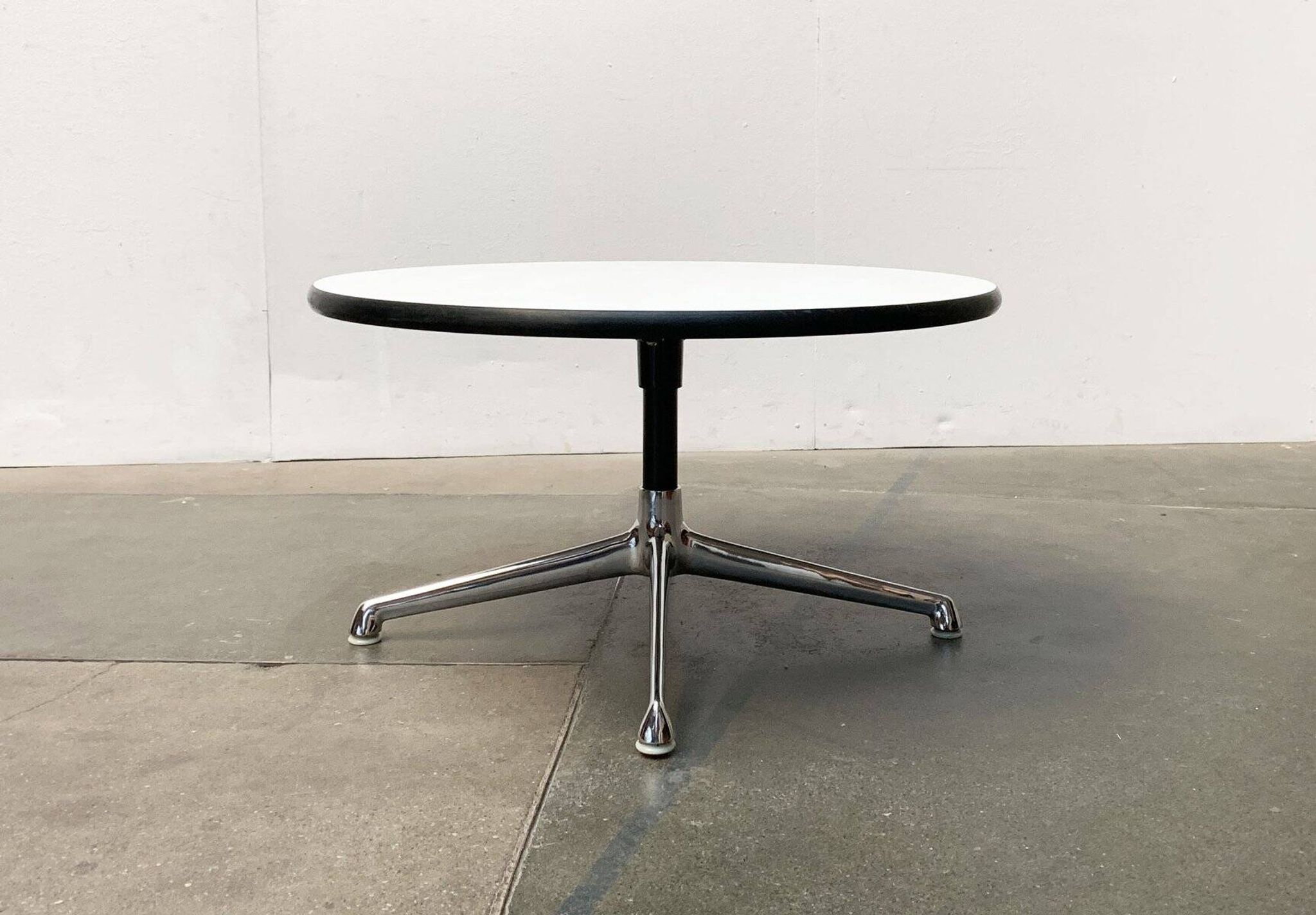Table d'appoint du milieu du siècle par Charles & Ray Eames pour Herman Miller, années 1960