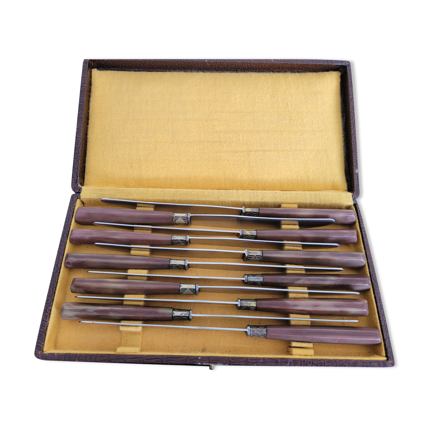 11 bakelite handle knives