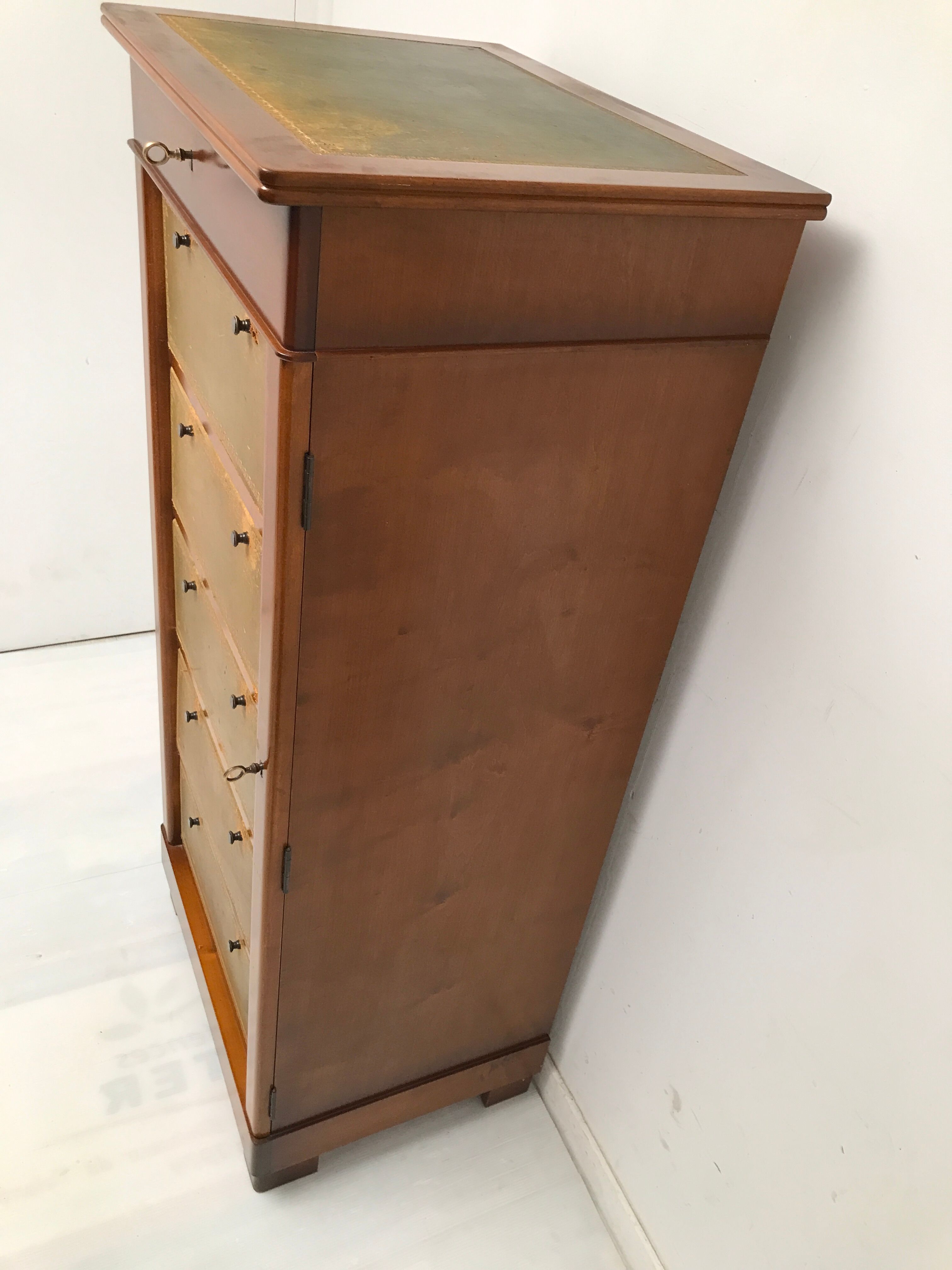 Cardboard maker Louis Philippe